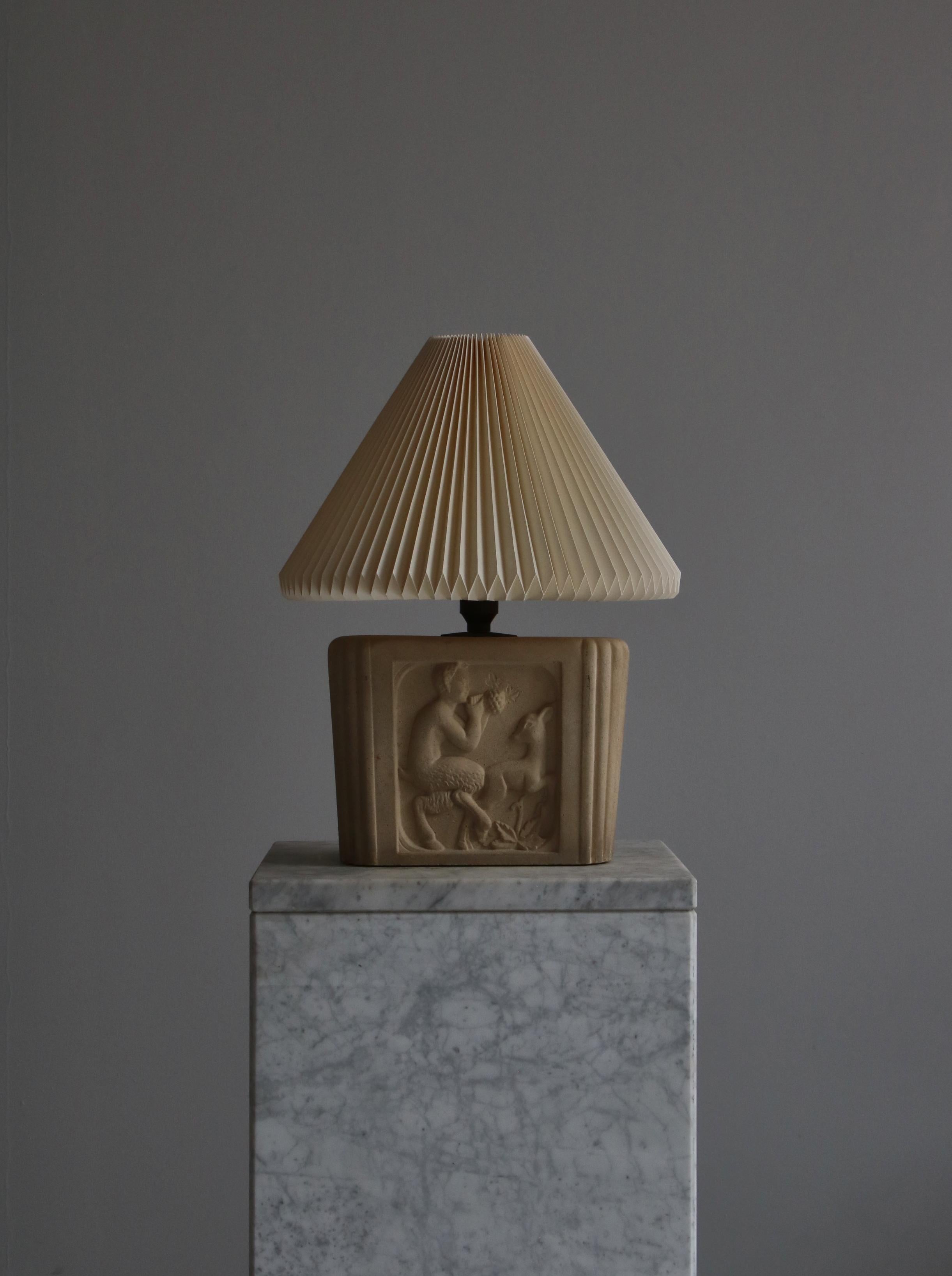 Lampe de table art nouveau sculpturale fabriquée au Danemark dans les années 1930 et vendue à 