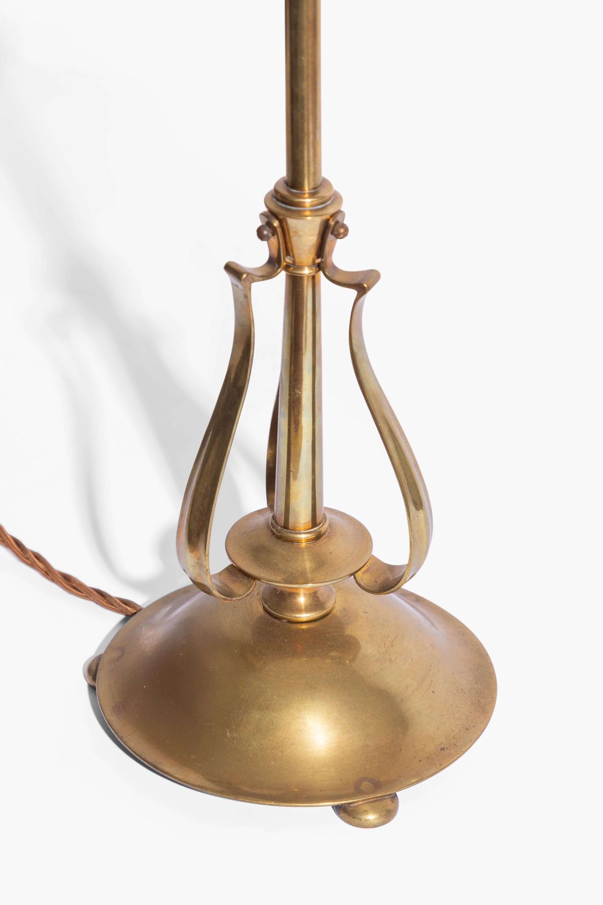 Lampe de table Art Nouveau en fonte de laiton attribuée à WAS Benson.

La base bombée en laiton repose sur trois pieds en chignon. La colonne est décorée de trois branches enroulées.

Elle porte la marque des designs de William Arthur Smith Benson,