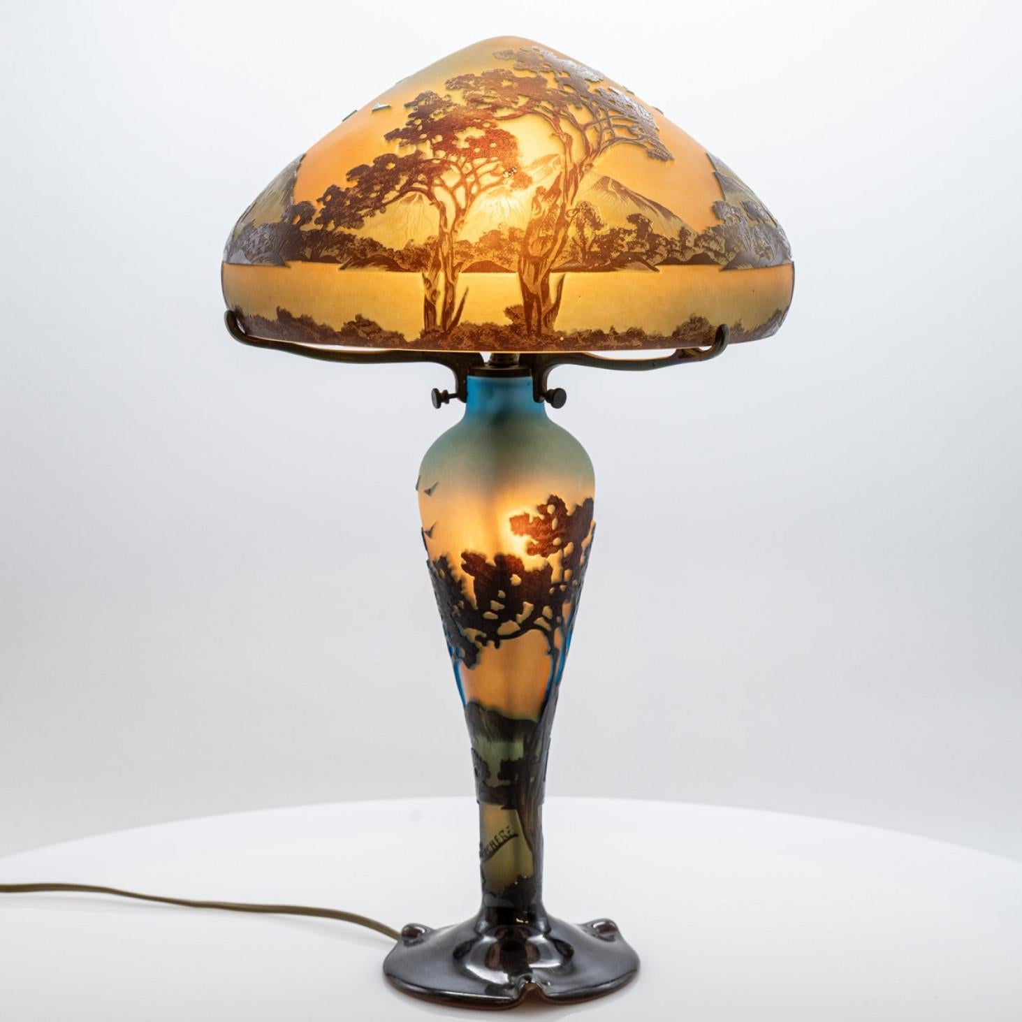 Français Lampe de table Art Nouveau La Rochere Verre soufflé bleu jaune marron, France en vente