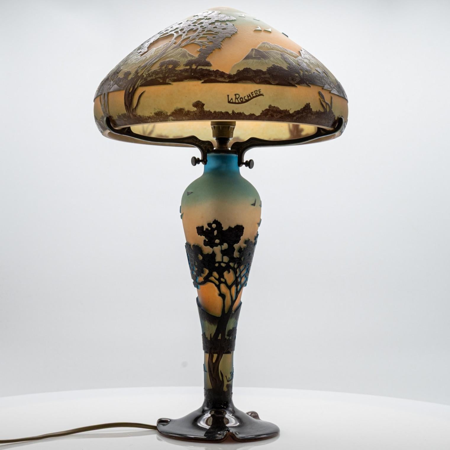 Lampe de table Art Nouveau La Rochere Verre soufflé bleu jaune marron, France en vente 1