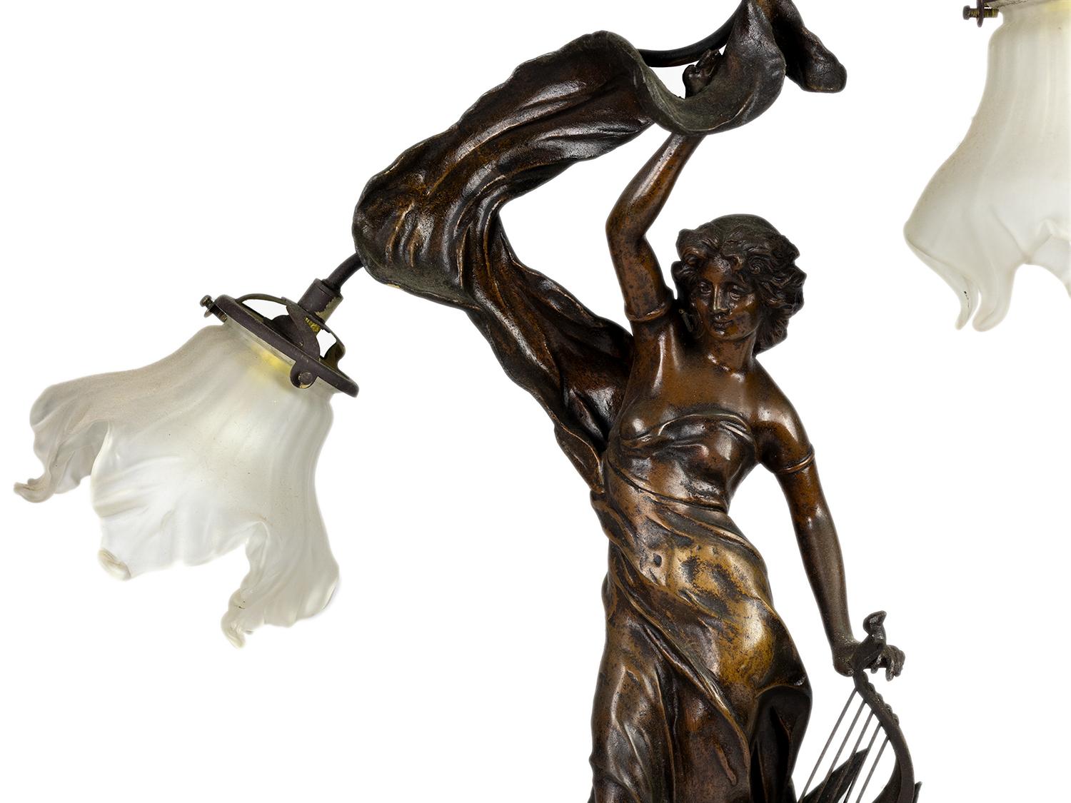 Patiné Lampe de table Art Nouveau Lever de l'Aurore par J. Causse, 19ème siècle en vente