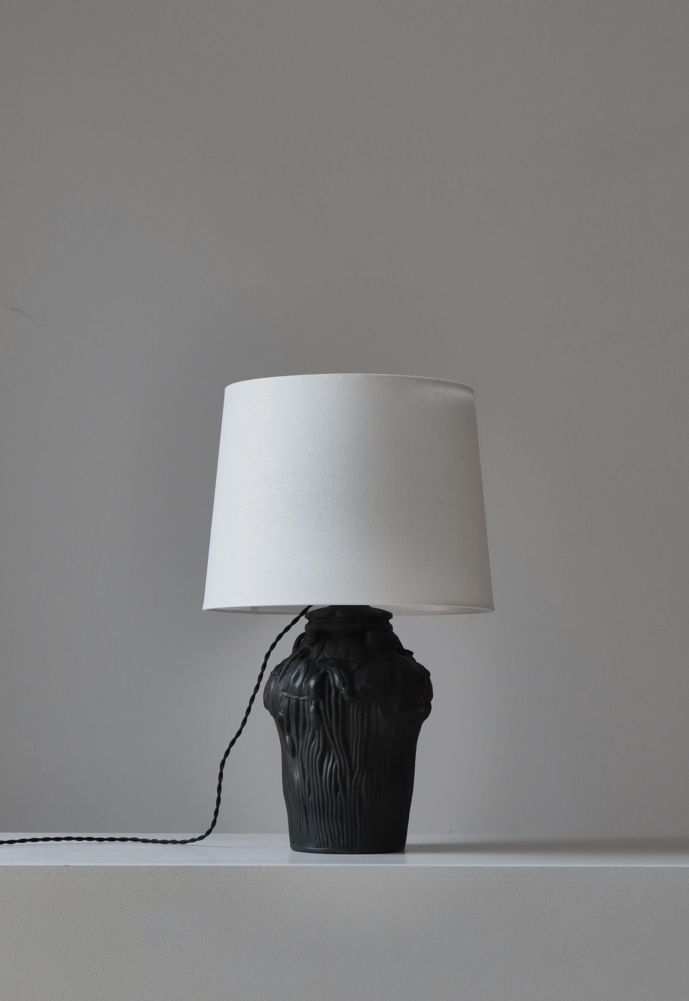 Étonnante lampe de table en faïence / terre cuite Art Nouveau à décorations de fleurs / coquelicots fabriquée au Danemark chez 