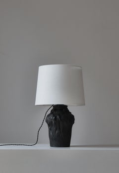 Jugendstil-Tischlampe, Mohnblumen-Dekor, schwarze Terrakotta, „L. Hjort“, Dänemark, 1920