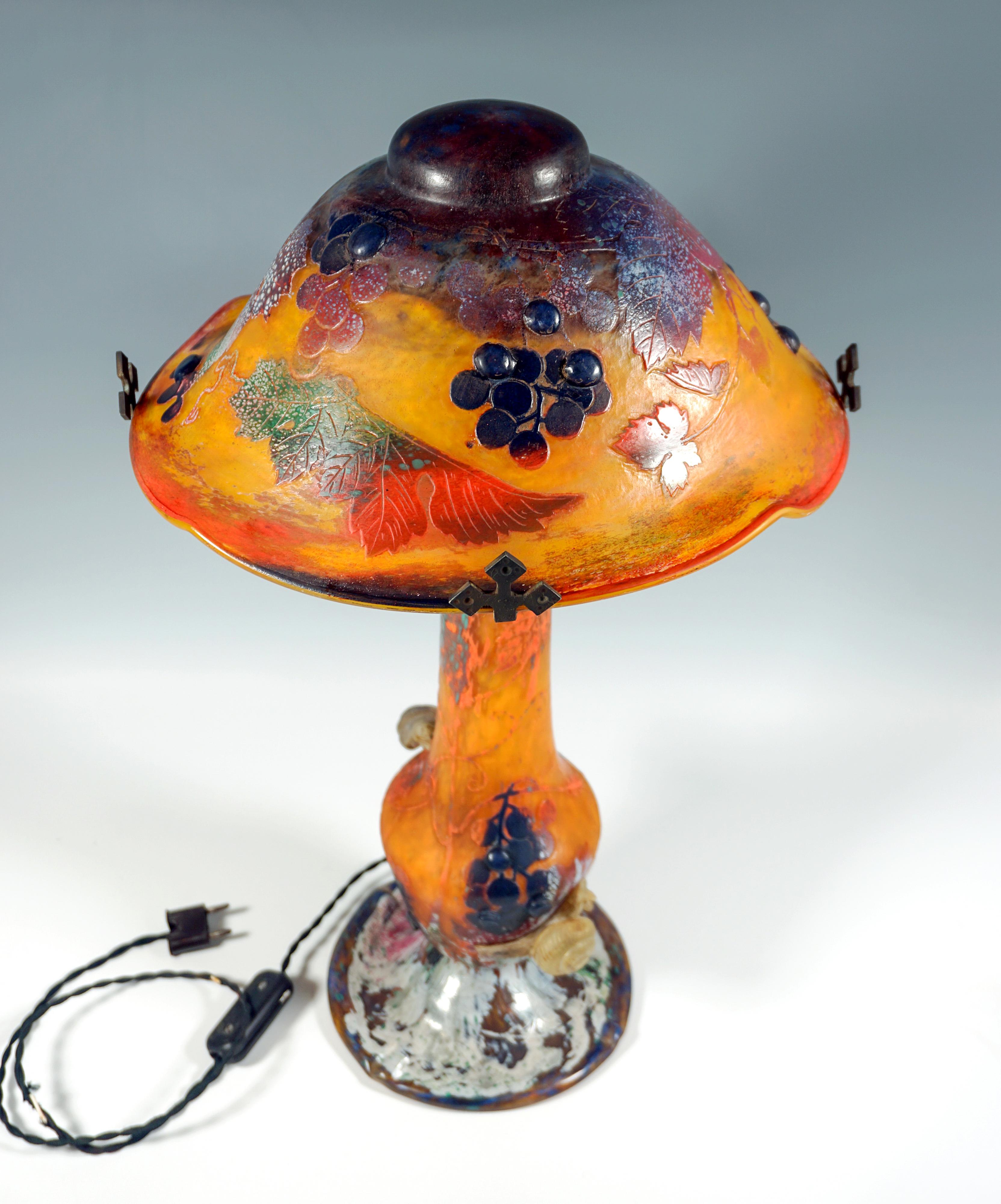 Realizzato con acquaforte Lampada da tavolo Art Nouveau 'Vignes Et Escargots', Daum Nancy, Francia, Circa 1905 in vendita