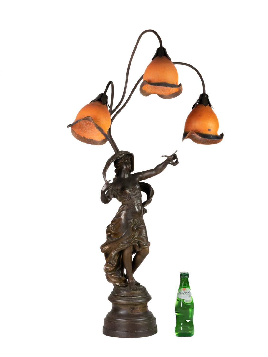 Français Lampe de table Art Nouveau avec tulipes camées, 20e siècle en vente