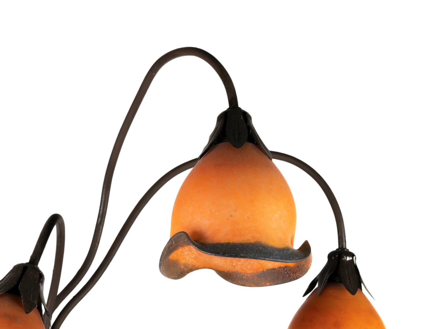 Patiné Lampe de table Art Nouveau avec tulipes camées, 20e siècle en vente