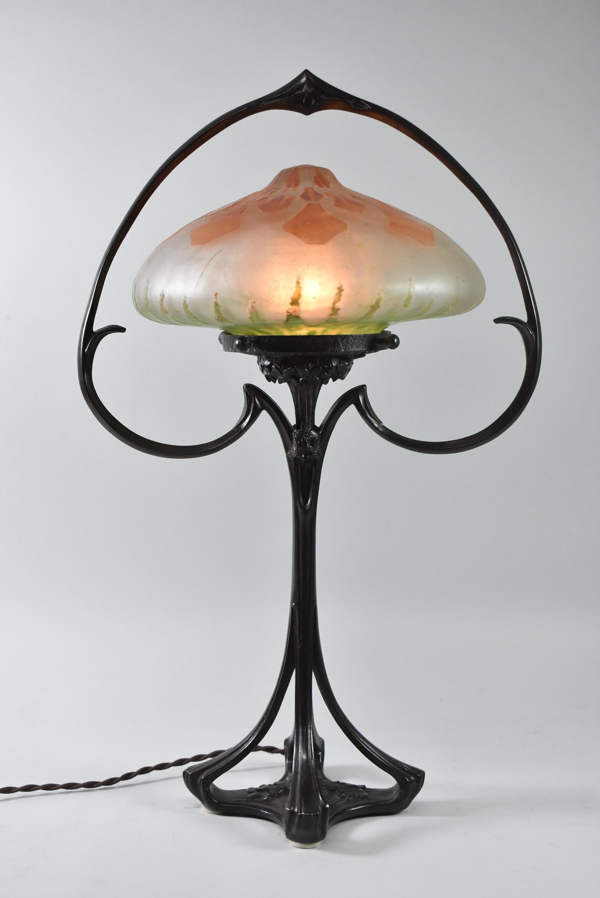 Lámpara de mesa Art Nouveau con pantalla Daum Nancy, Circa 1900 Francia en Bueno estado para la venta en Toledo, OH