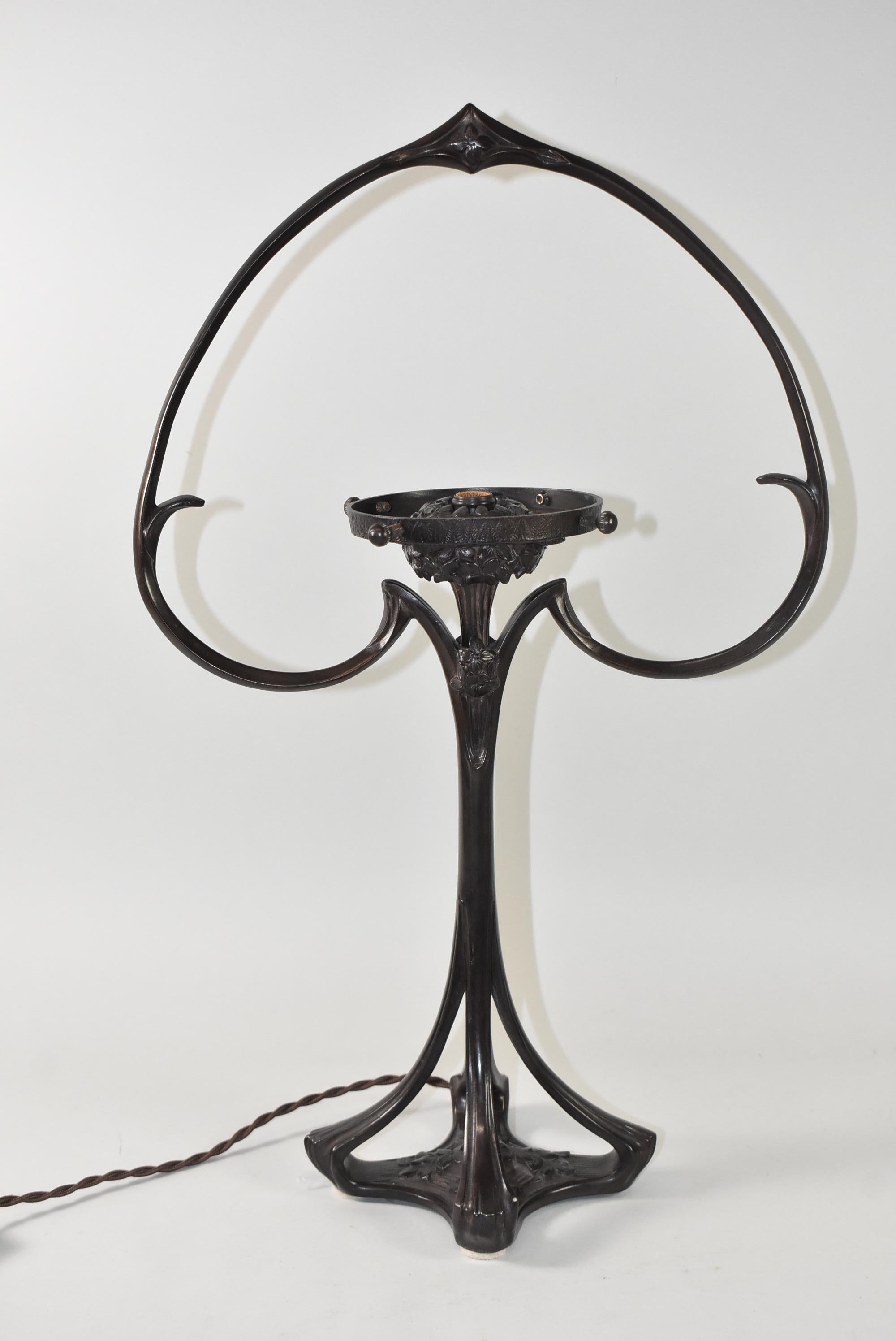 Bronze Lampe de table Art Nouveau avec abat-jour Daum Nancy, vers 1900 France en vente