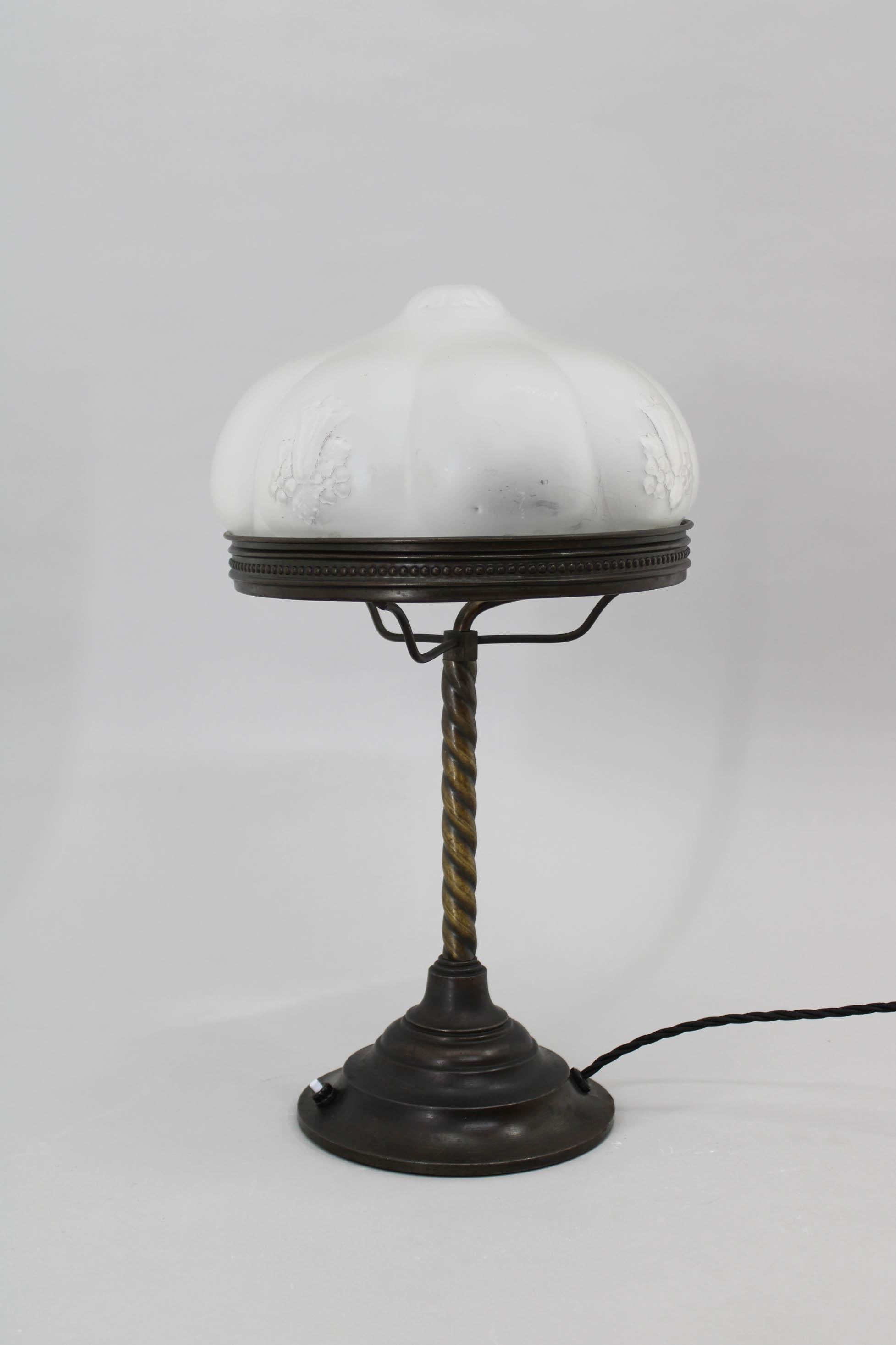 Lampe de table Art Nouveau avec motif floral, années 1920 en vente 3