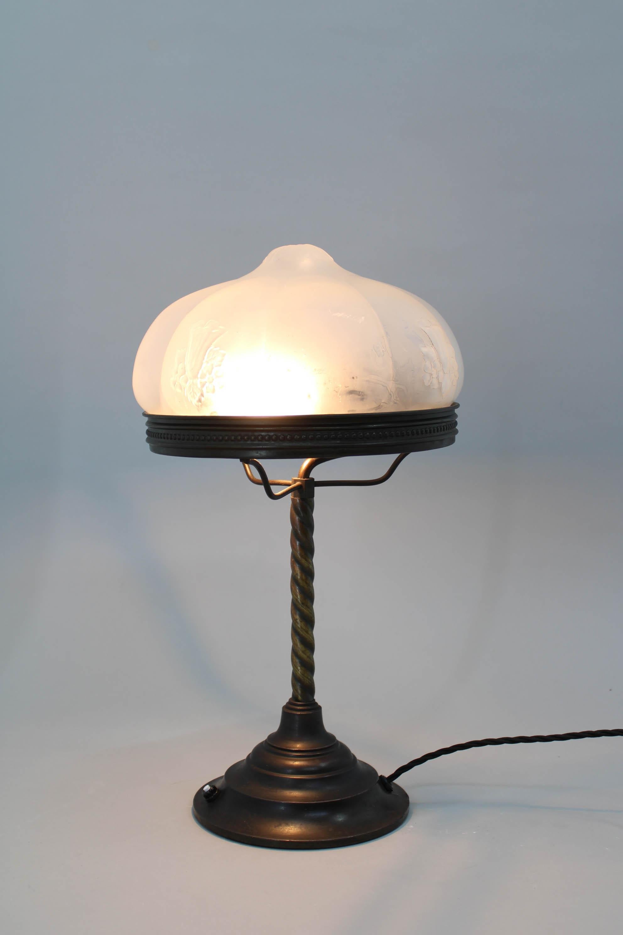 Lampe de table Art Nouveau avec motif floral, années 1920 en vente 4