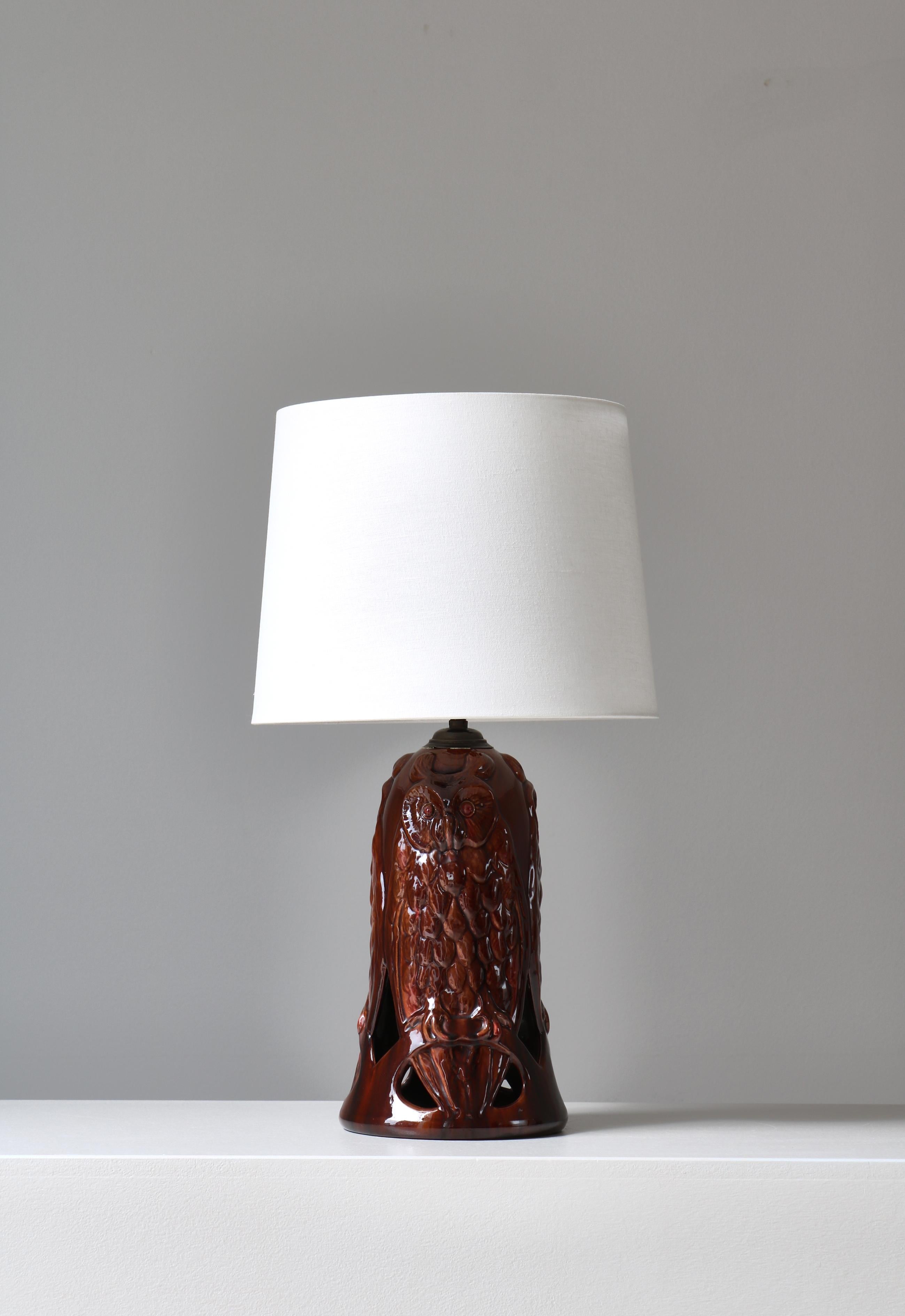 Merveilleuse lampe de table en céramique fabriquée par Michael Andersen & Sons, Danemark, dans les années 1920. Pied de lampe en faïence fait à la main avec un décor de hibou et une glaçure rouge expressive. Estampillé en dessous 