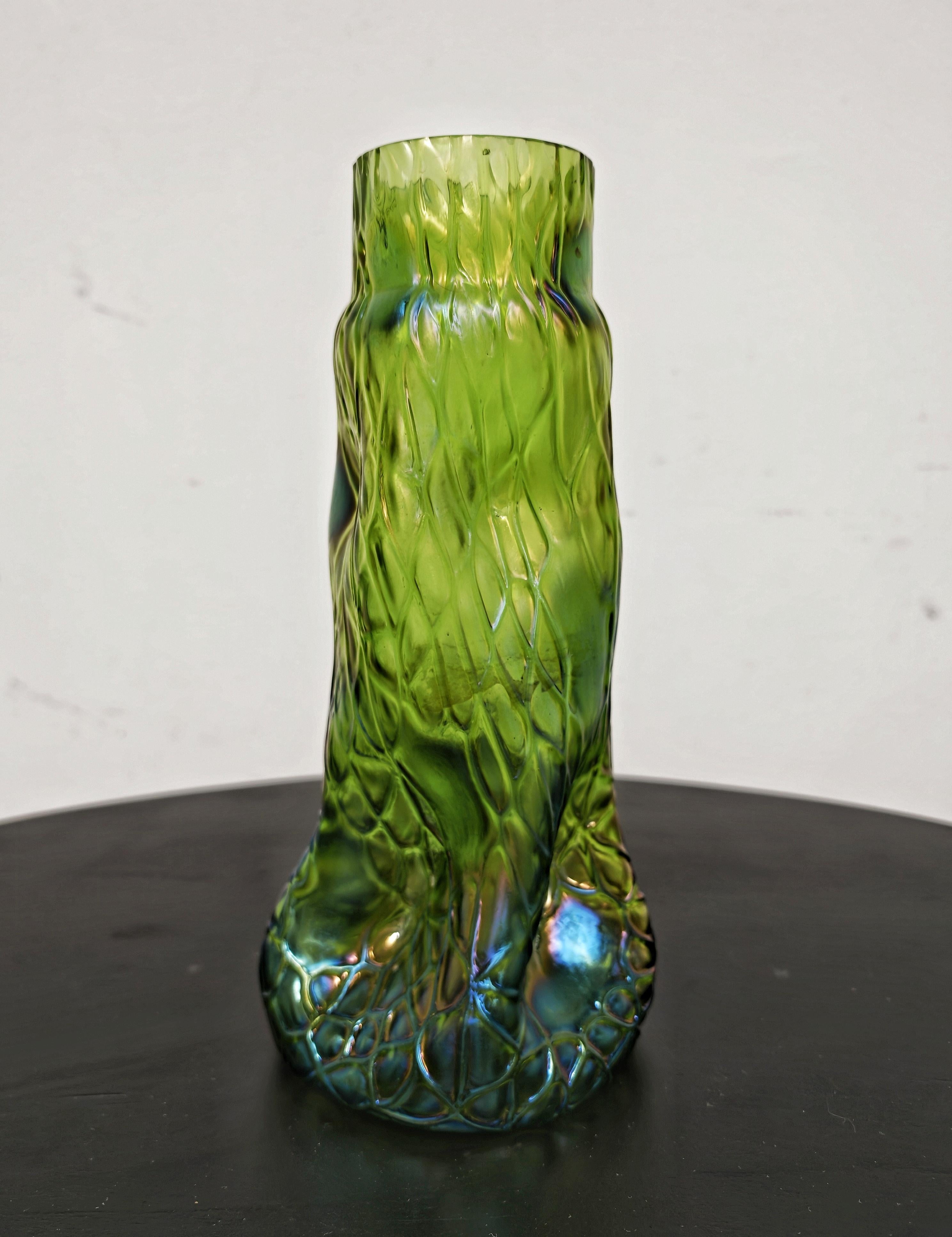 Vaso alto di smeraldo in stile Art Nouveau di Loetz Bohemia, 1900 In condizioni buone in vendita a Beograd, RS