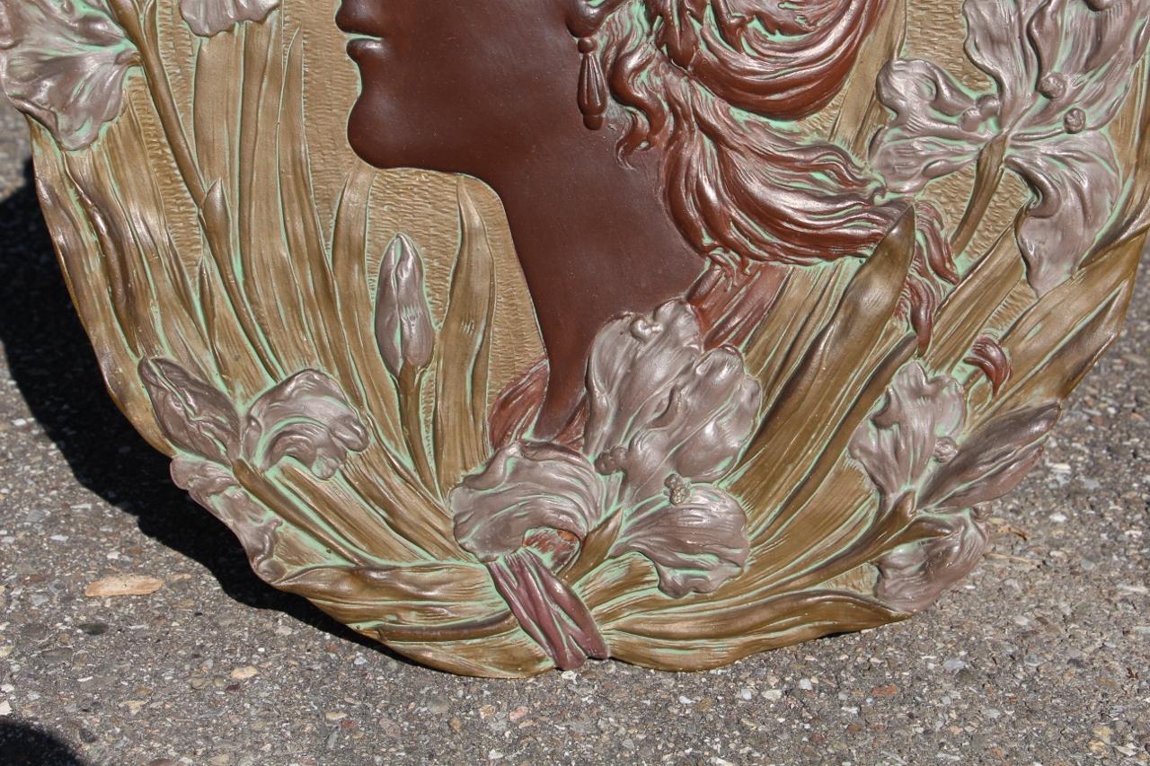 Jugendstil-Terrakotta-Basrelief, polychrom bemalt, auf der Rückseite signiert