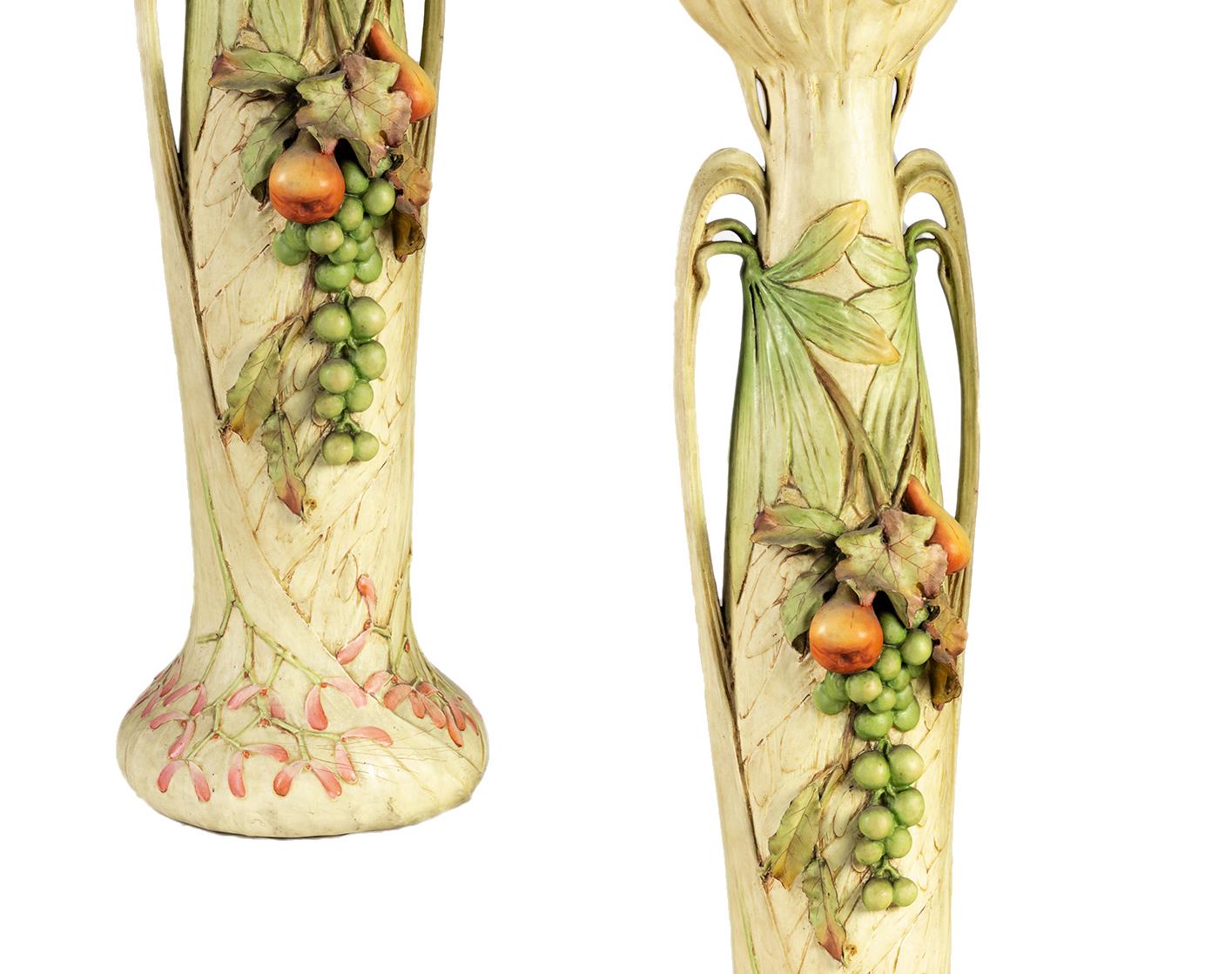 Art Nouveau terracotta vase by Friedrich Goldscheider  In Good Condition For Sale In Lisbon, PT