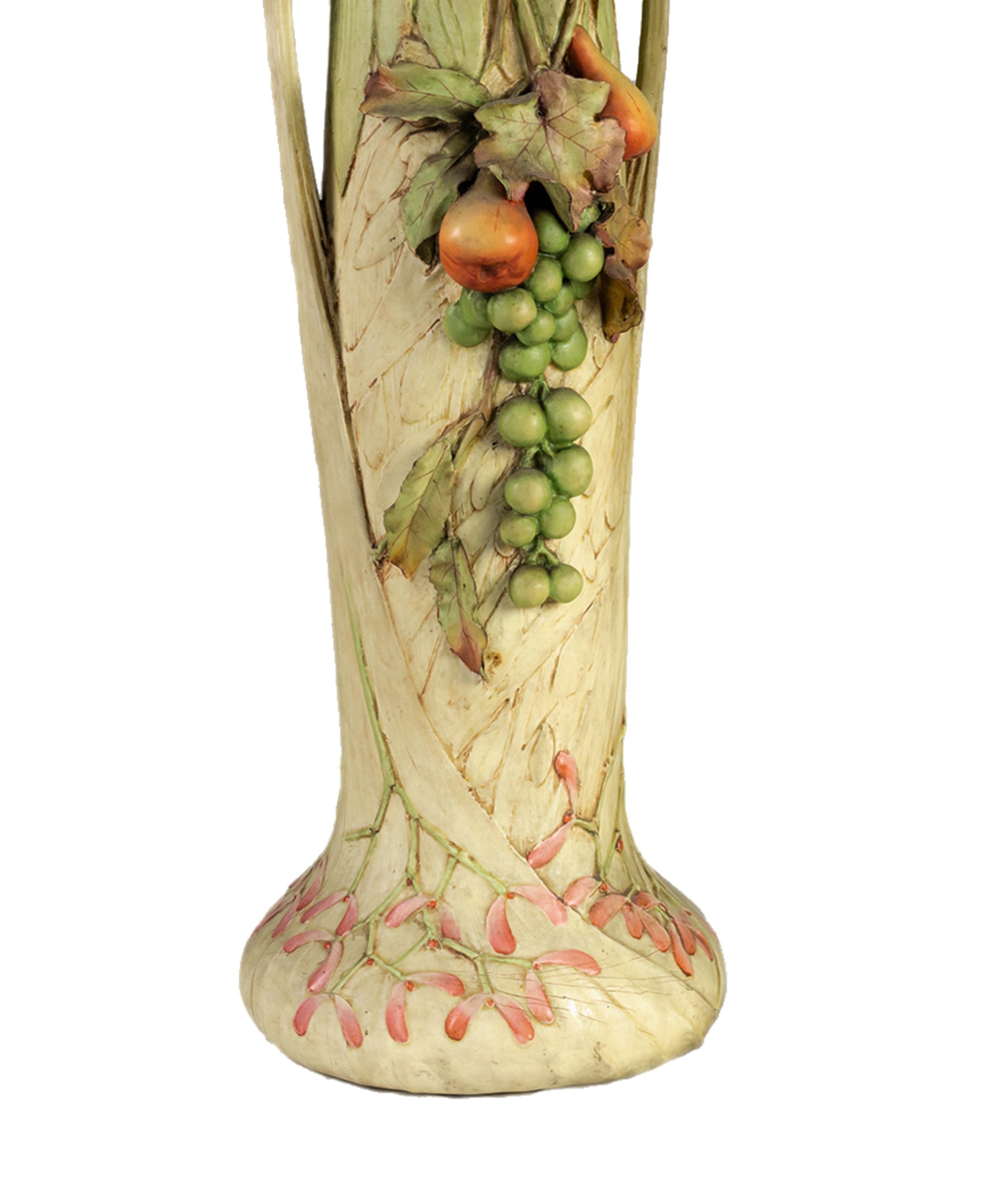 XIX secolo Vaso in terracotta Art Nouveau di Friedrich Goldscheider in vendita