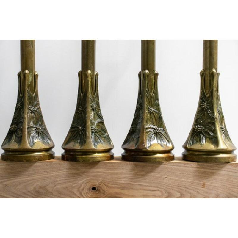 Jugendstil Theater Geländerpfosten

Vintage By Design
Blechbläserensemble aus den 1910er Jahren. Die drei Säulen ohne Griff haben einen niedrigen Durchmesser von 16 cm und eine Höhe von 110 cm, das Rohr misst 4,5 cm. Die Säule mit dem Griff misst 16