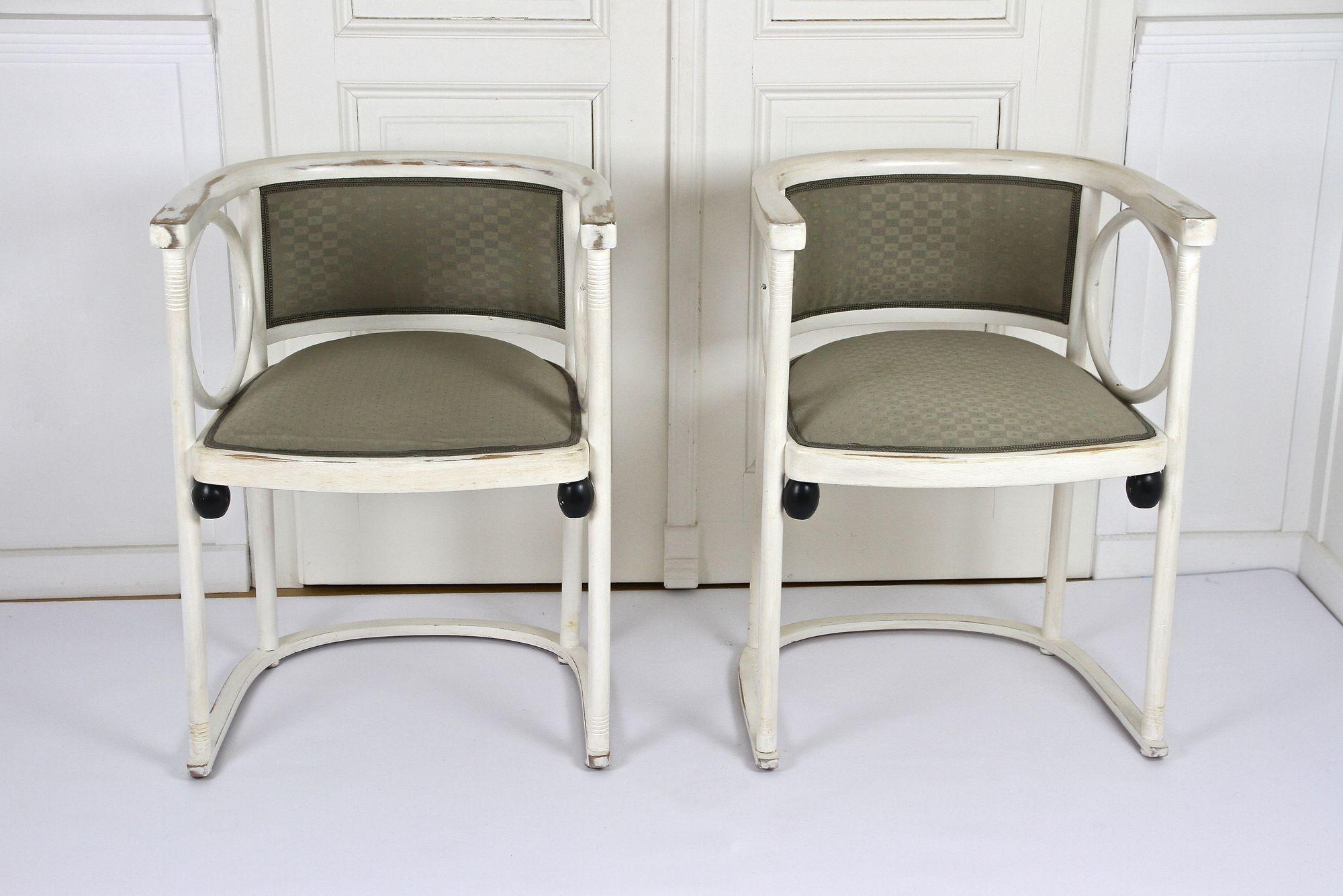 Fantastisches Paar weißer Thonet-Sessel im Jugendstil aus der Zeit um 1905 in Österreich. Das zeitlose Design dieses kultigen Jugendstilsessels stammt aus der Feder von keinem Geringeren als dem weltberühmten österreichischen Architekten und Pionier