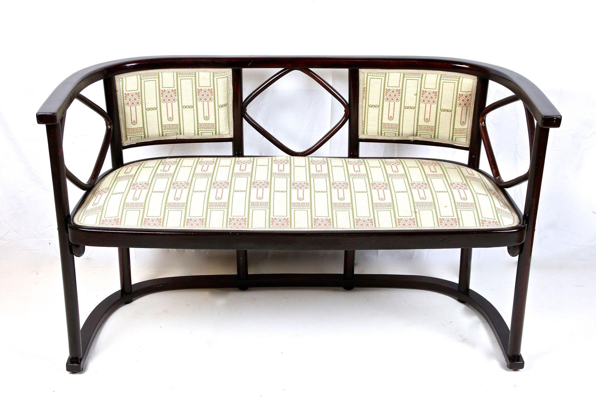 Absolutely gorgeous bentwood seating set by Thonet Austria, designed by none other than famous Austrian architect Josef Hoffmann, wellknown from the world renowed Wiener Werkstaette. Extraordinary shaped of fine bentwood (=beech was bent under steam