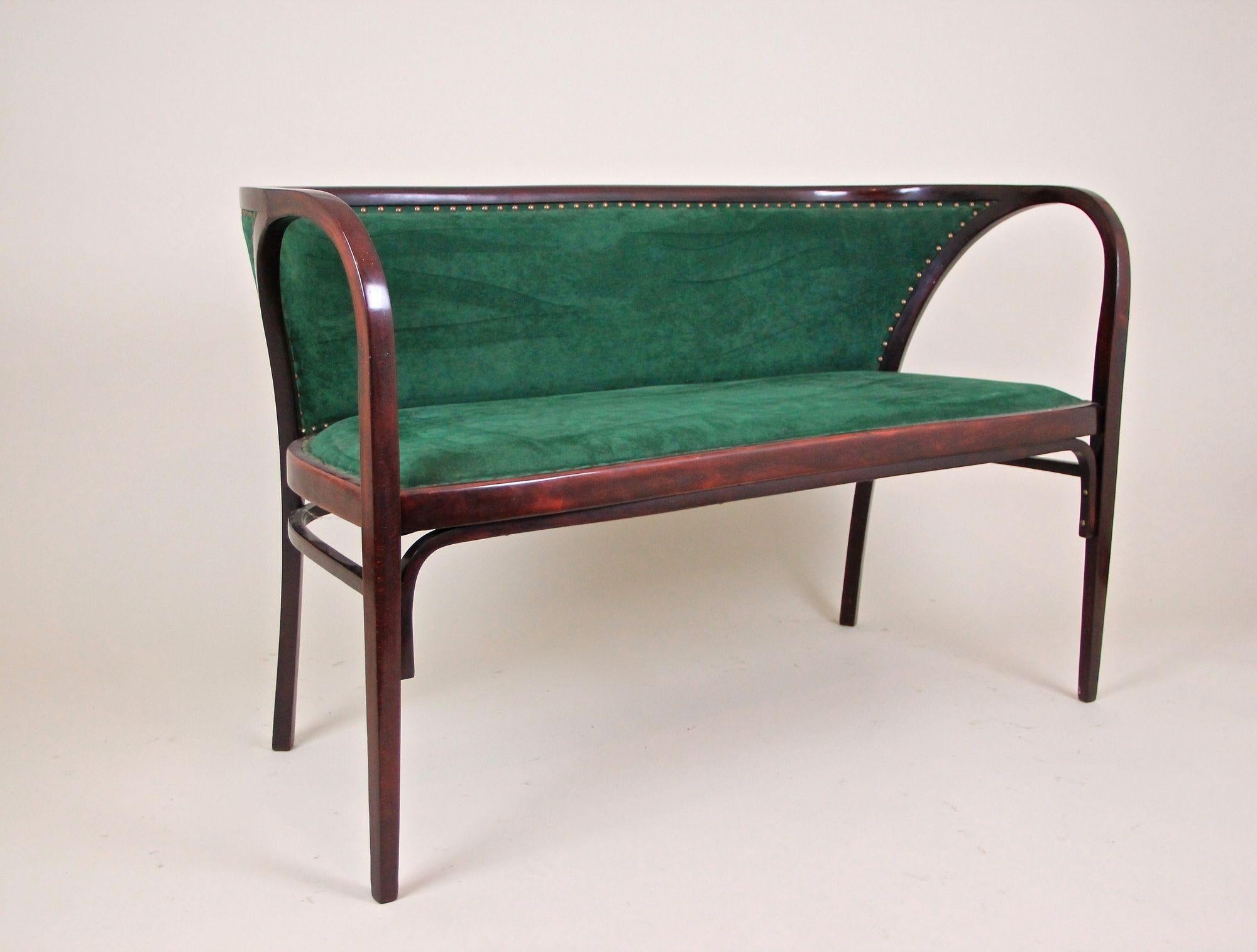Exceptionnel ensemble de sièges/salon en bois courbé Art Nouveau de Thonet, conçu par le célèbre architecte et peintre autrichien Marcel Kammerer au début du 20e siècle, vers 1910. Marcel Kammerer était un maître du langage des formes, ce qui se