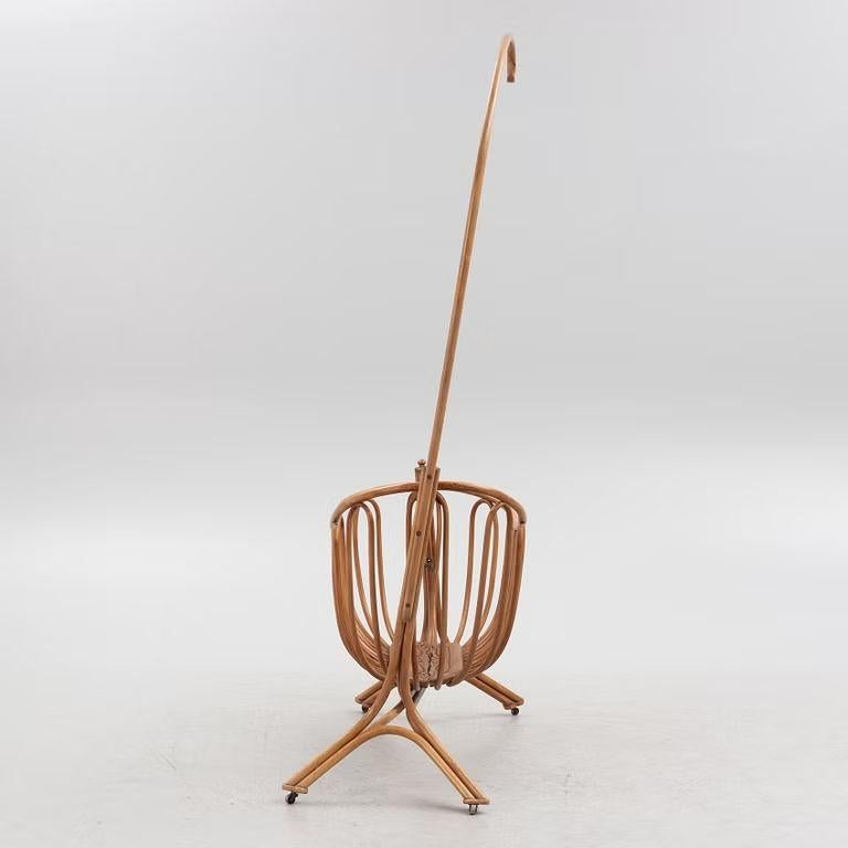 Beautiful Thonet cradle from the 1900s. 

The cradle is damaged at the bottom; the lower wooden part is broken (visible in the photo) and has been subsequently fixed together. It requires restoration. Additionally, there is a bend in the furniture,