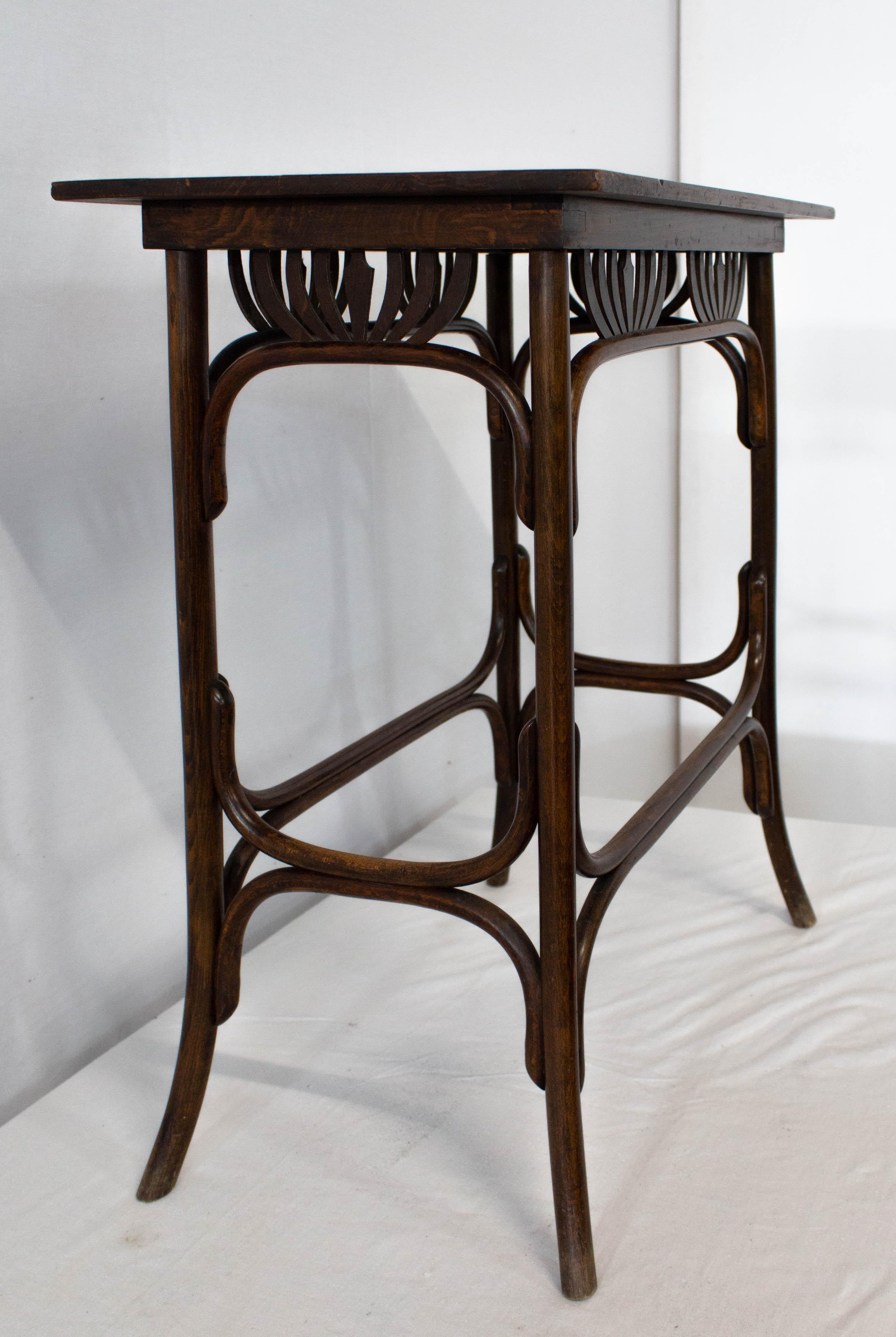 Side table Art Nouveau, Model Palmette from Fischel, circa 1910
Beech, solid wood
In good antique condition with minor signs of use for its age.

For shipping: 
W 58 x H70 x P 38, 5.6 kg.