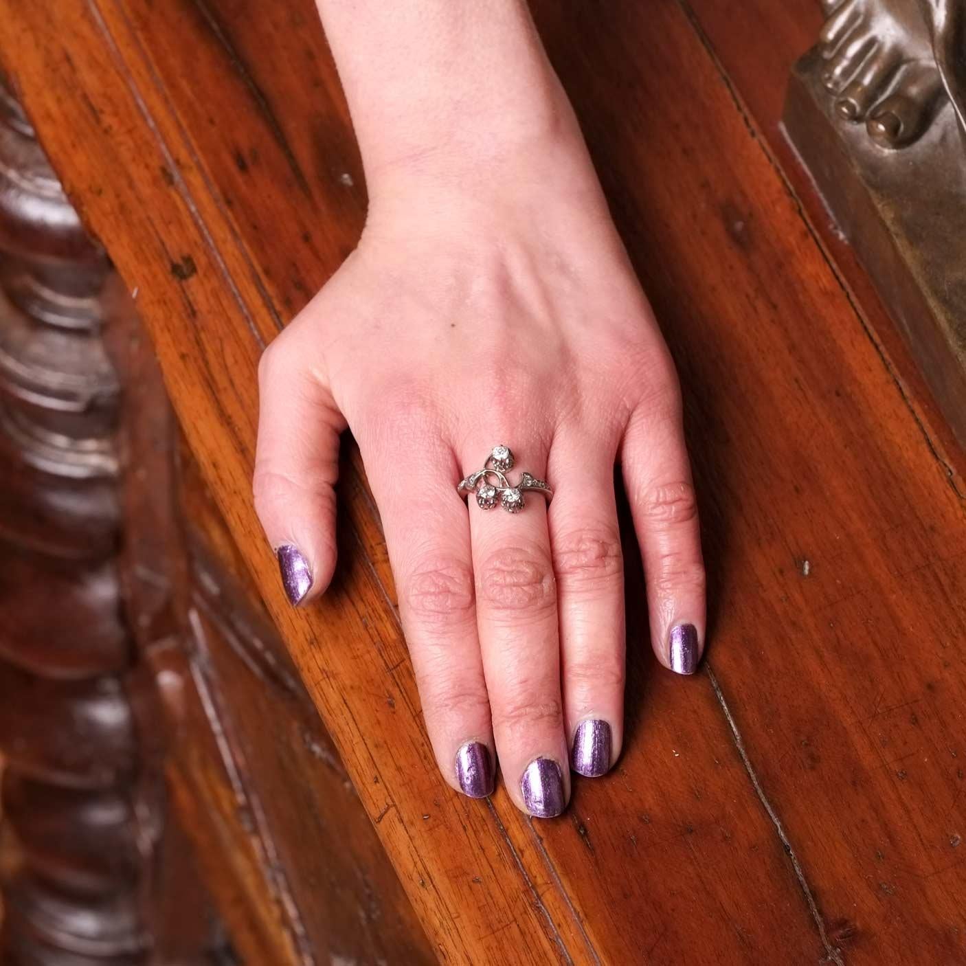 Anello Art Nouveau in oro rosa 18ct e argento con diamanti taglio vecchio. Un design davvero unico con i tre diamanti con un inconfondibile disegno floreale degli anni '20.

Punti salienti
- Art Nouveau 1920 circa
- Oro rosa 18ct e argento
-