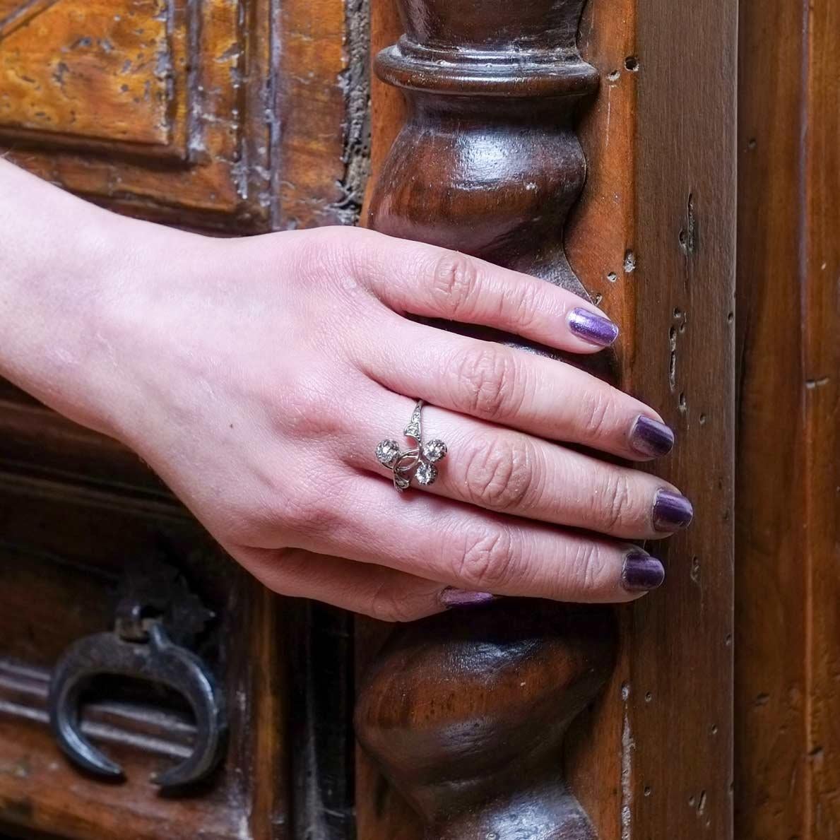 Taglio antico europeo Anello Art Nouveau con tre diamanti in vendita