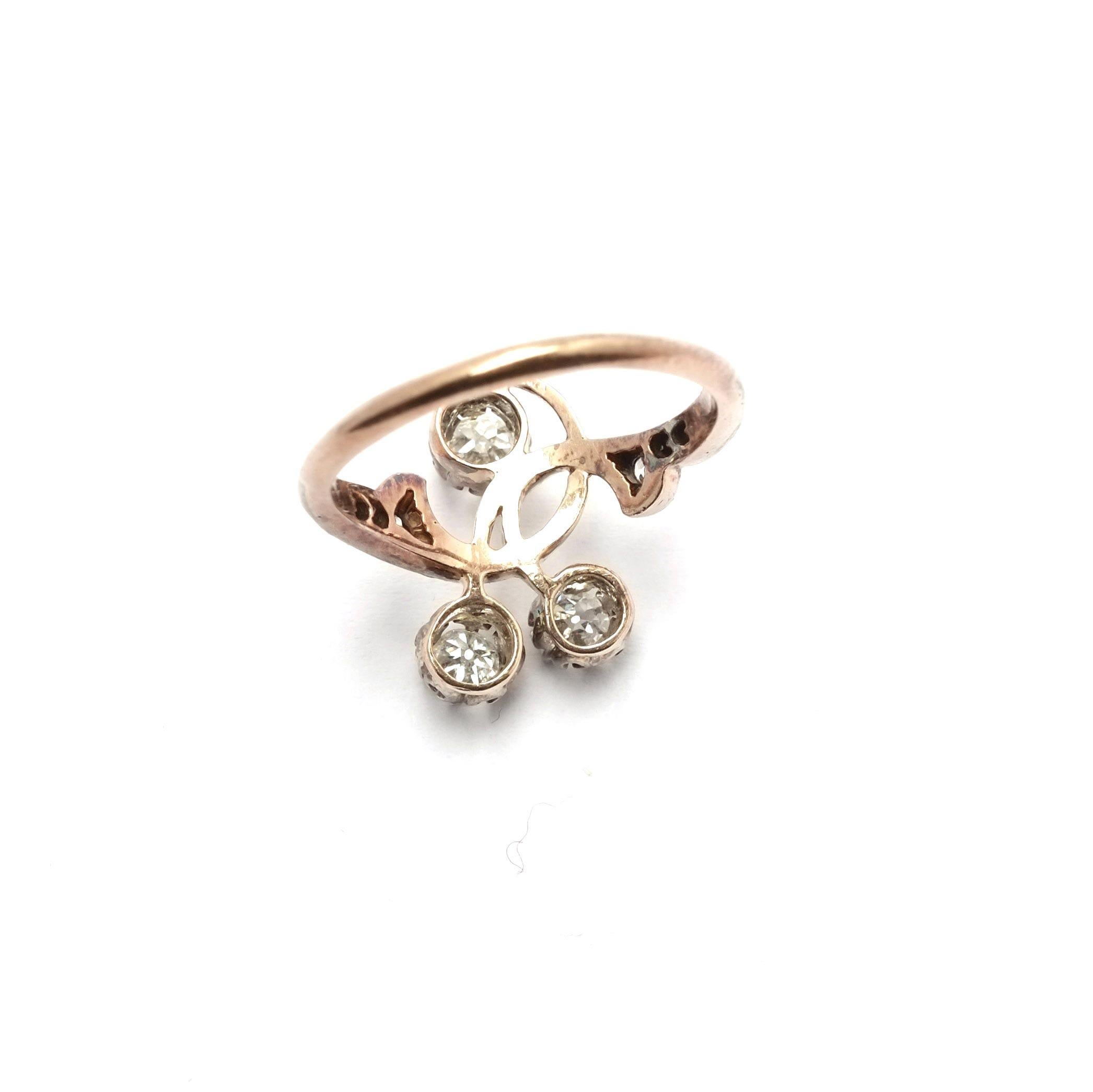 Anello Art Nouveau con tre diamanti in vendita 1