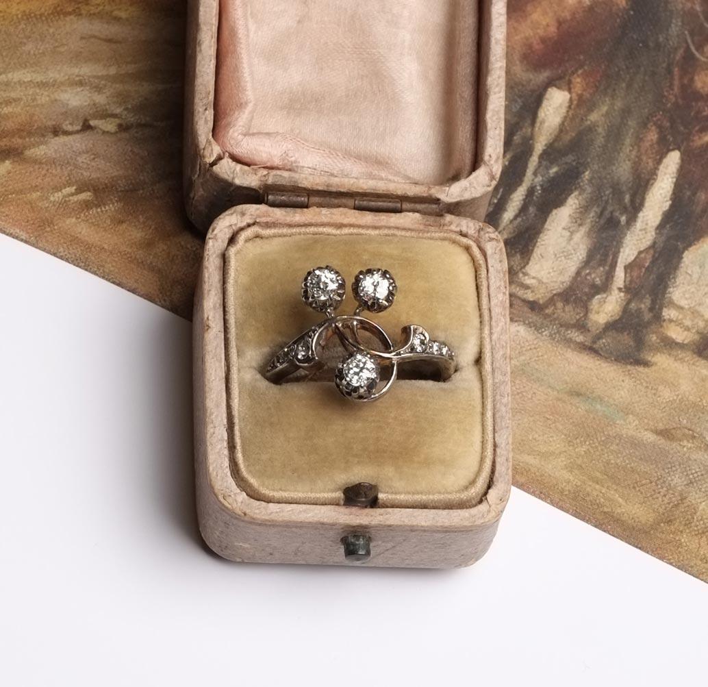 Anello Art Nouveau con tre diamanti in vendita 2