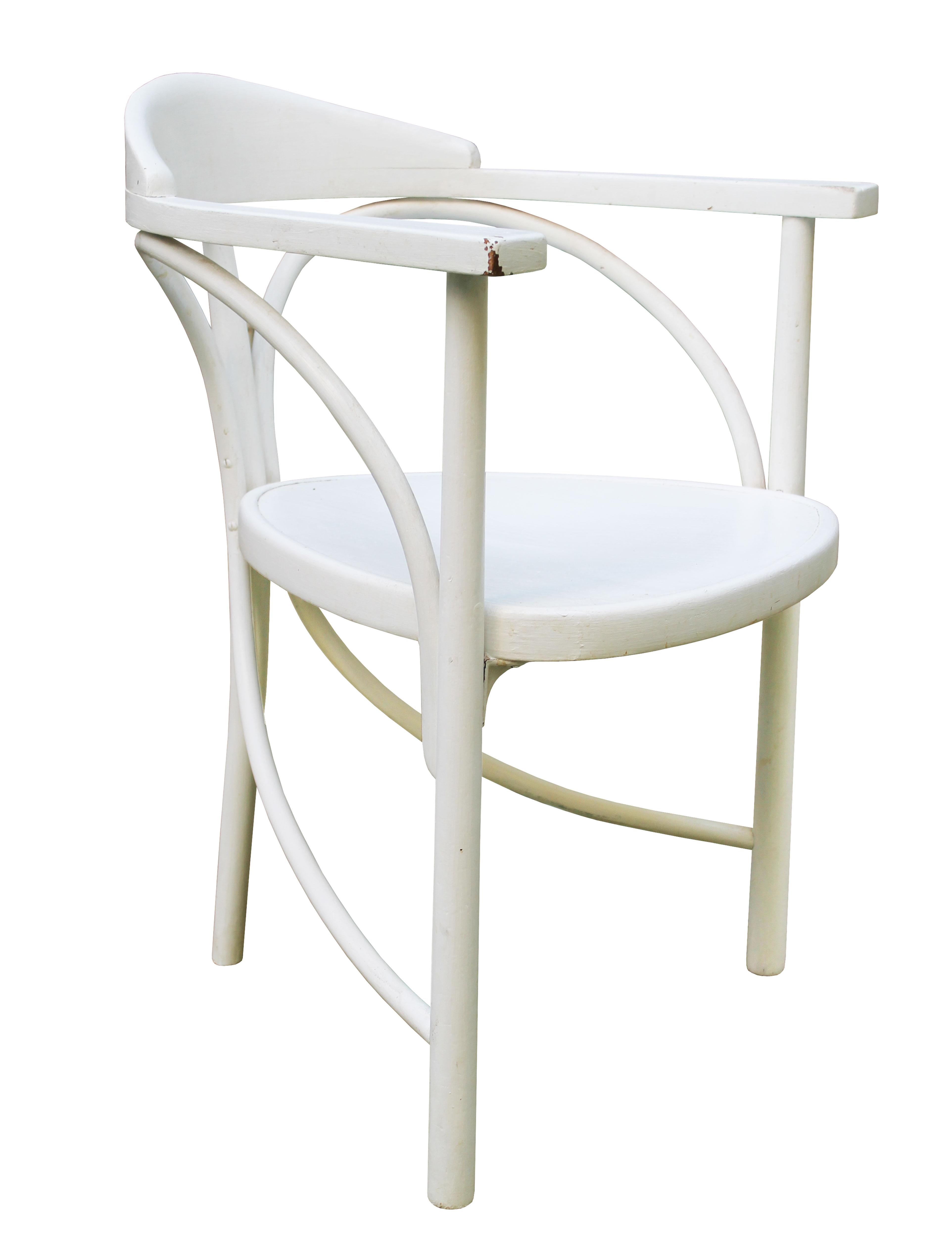 Cette rare chaise tripode Art nouveau Thonet a été conçue en 1904. Dans le catalogue Thonet de 1906 (voir image ci-dessous), elle est décrite comme 