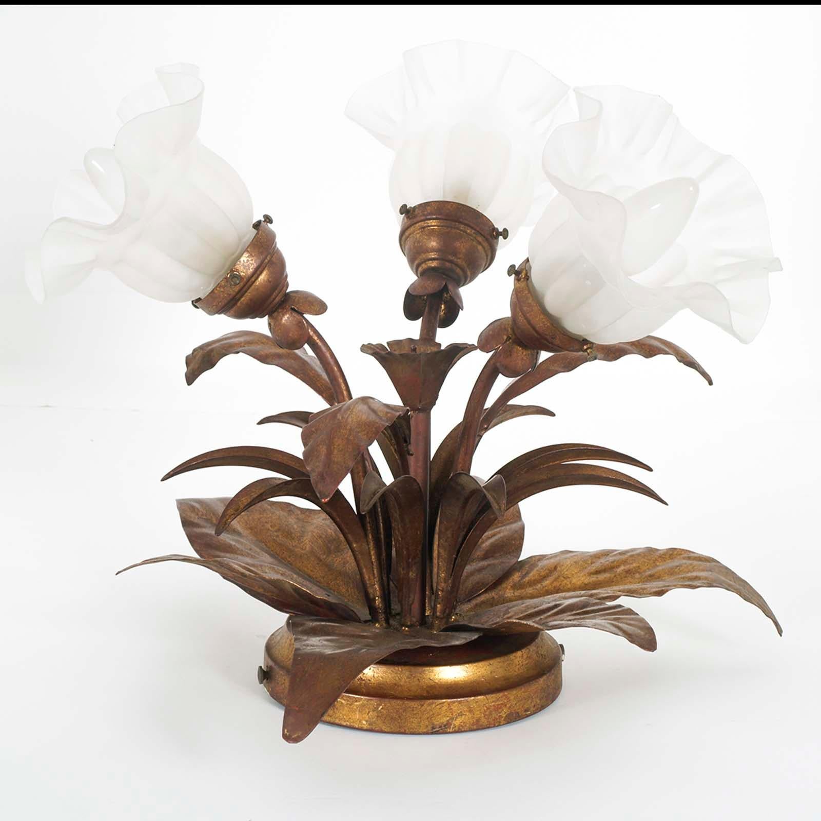 
Lampada a tre luci in stile Art Nouveau, in rame e metallo dorato con paralumi in vetro di Murano Lattimo lavorato a mano, inizio 1900
