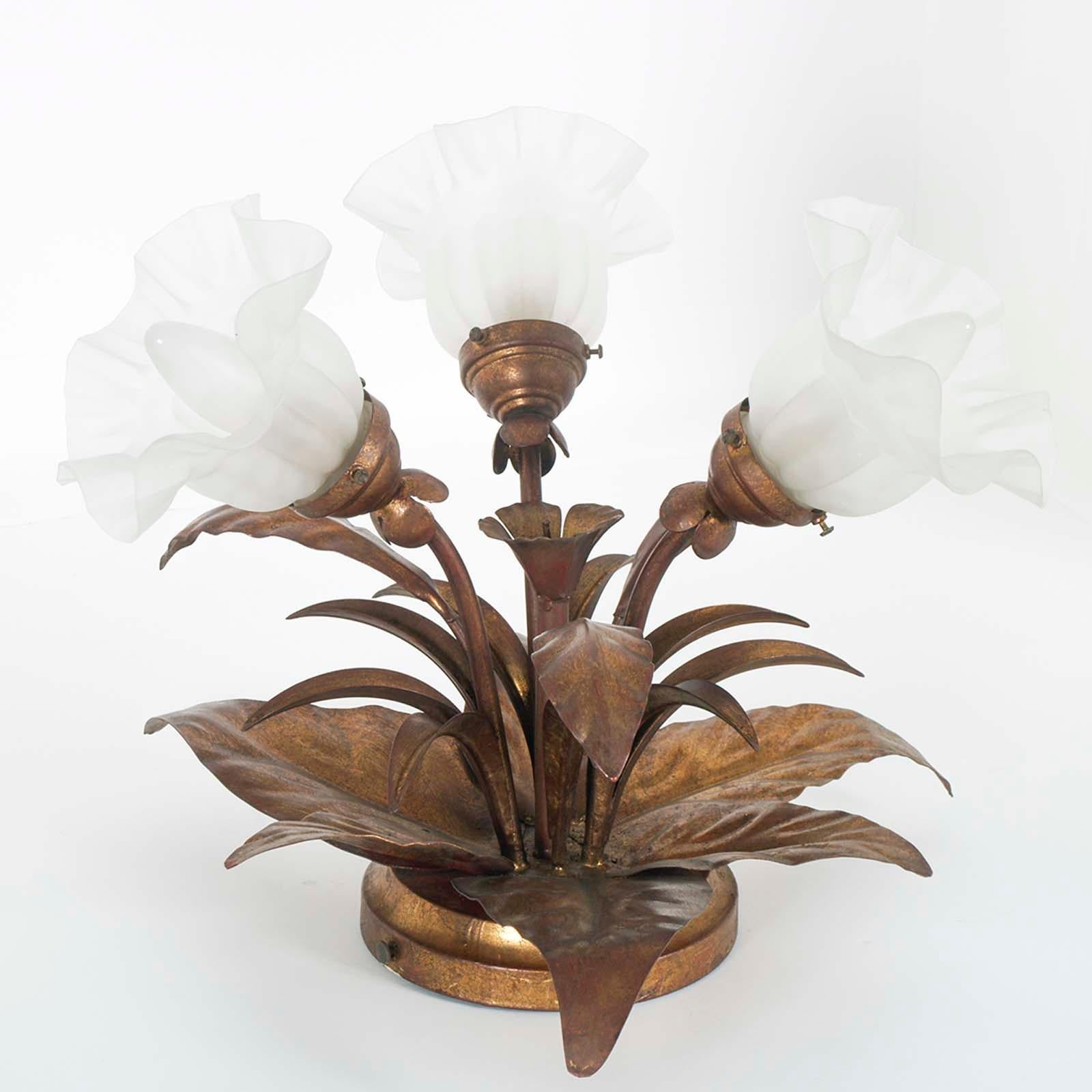 Italiano Lampada a tre luci in stile Art Nouveau, in rame e metallo dorato con vetro di Murano in vendita