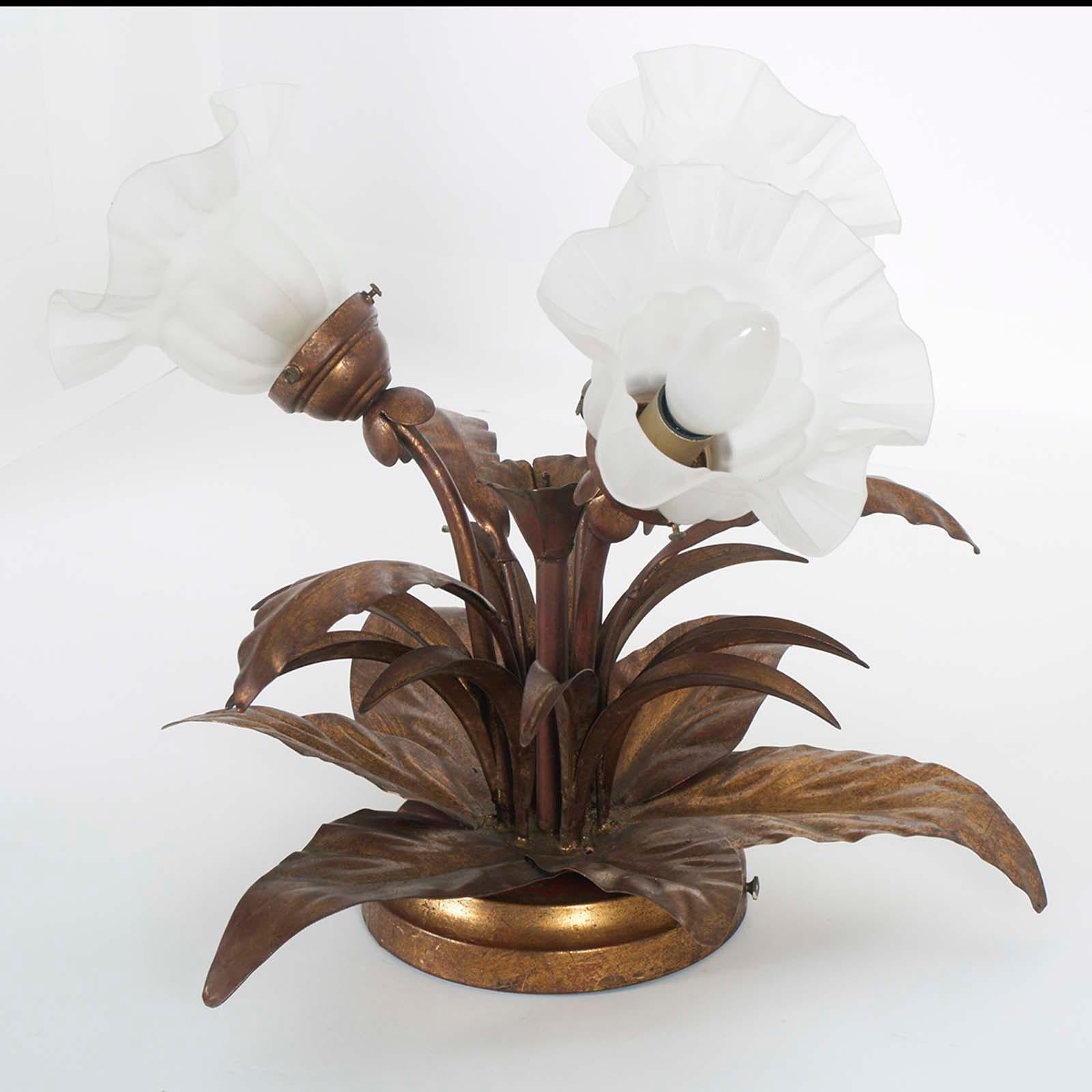 Dorato Lampada a tre luci in stile Art Nouveau, in rame e metallo dorato con vetro di Murano in vendita