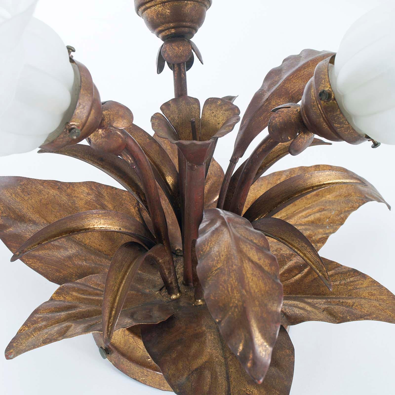 Inizio XX secolo Lampada a tre luci in stile Art Nouveau, in rame e metallo dorato con vetro di Murano in vendita