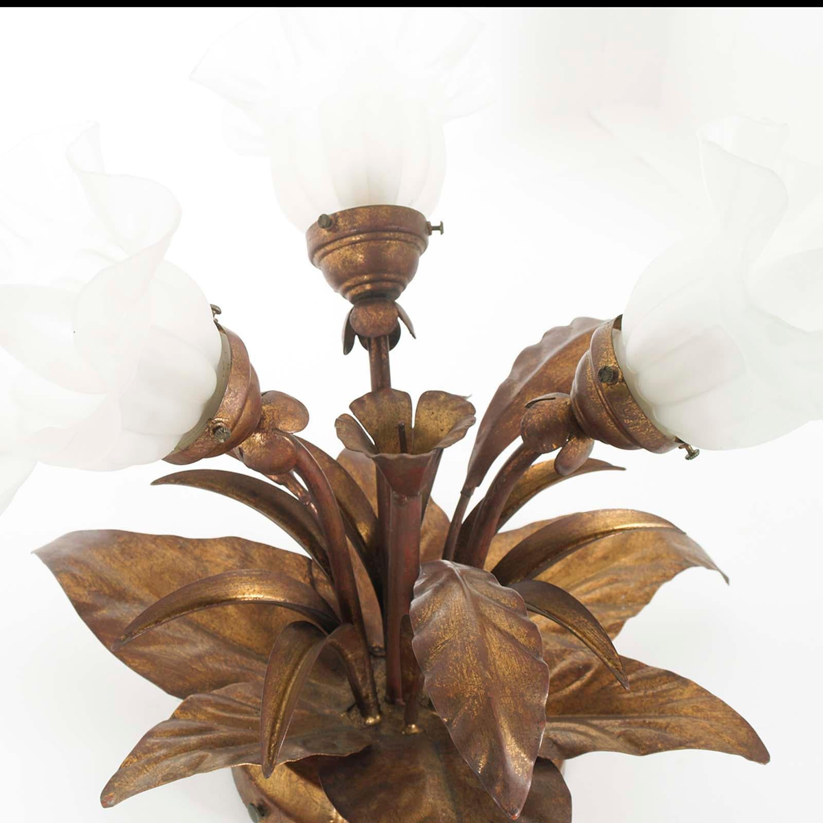 Metallo Lampada a tre luci in stile Art Nouveau, in rame e metallo dorato con vetro di Murano in vendita