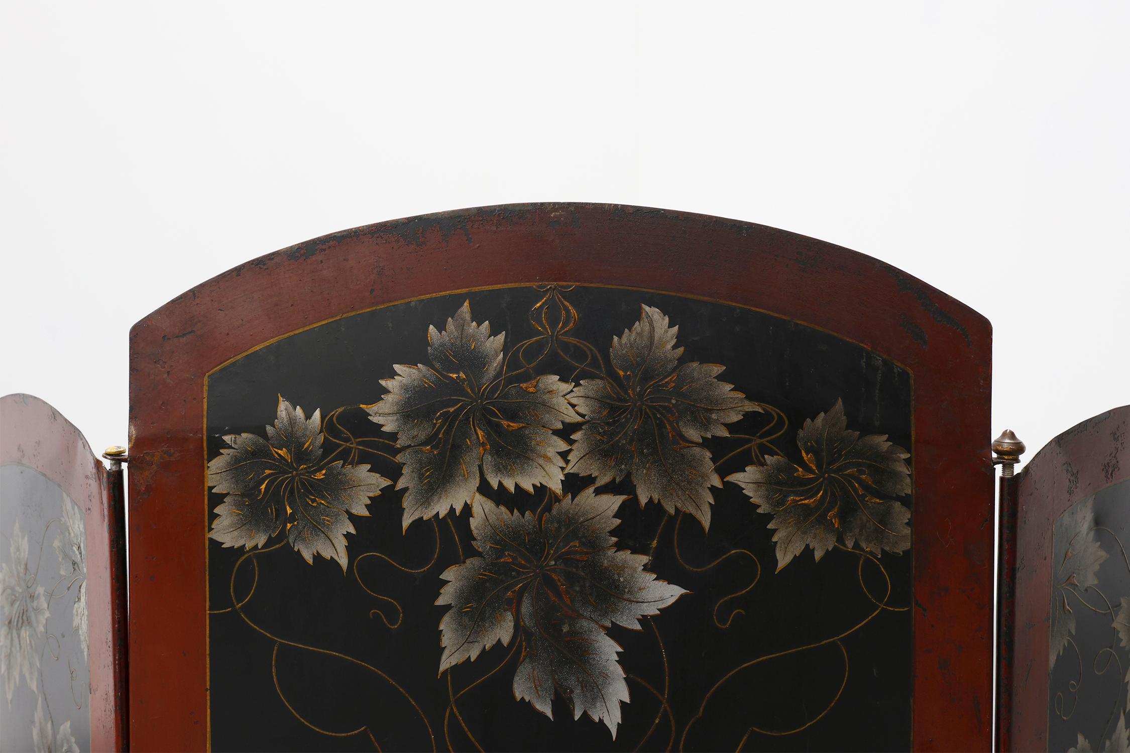 Francia / 1910 / Paravento per caminetto / metallo / Art Nouveau 

Un parafuoco francese in stile Art Nouveau del 1910 circa, con un elegante design a tre pannelli. Le curve aggraziate della cornice e i delicati motivi floreali riflettono l'arte