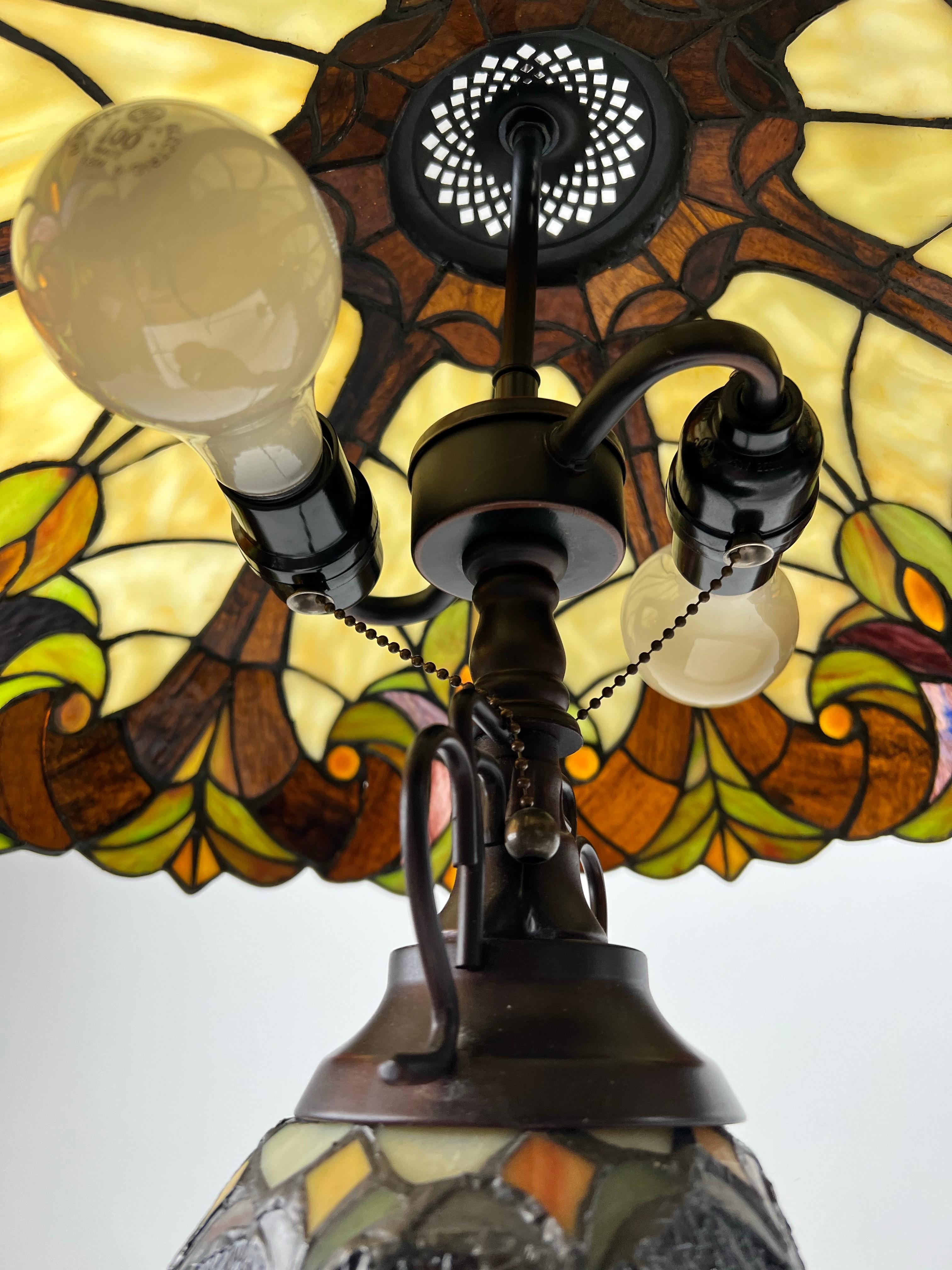 Art Nouveau Tiffany Style Brown & Green Stained Glass Tischlampe, ein Paar im Angebot 6