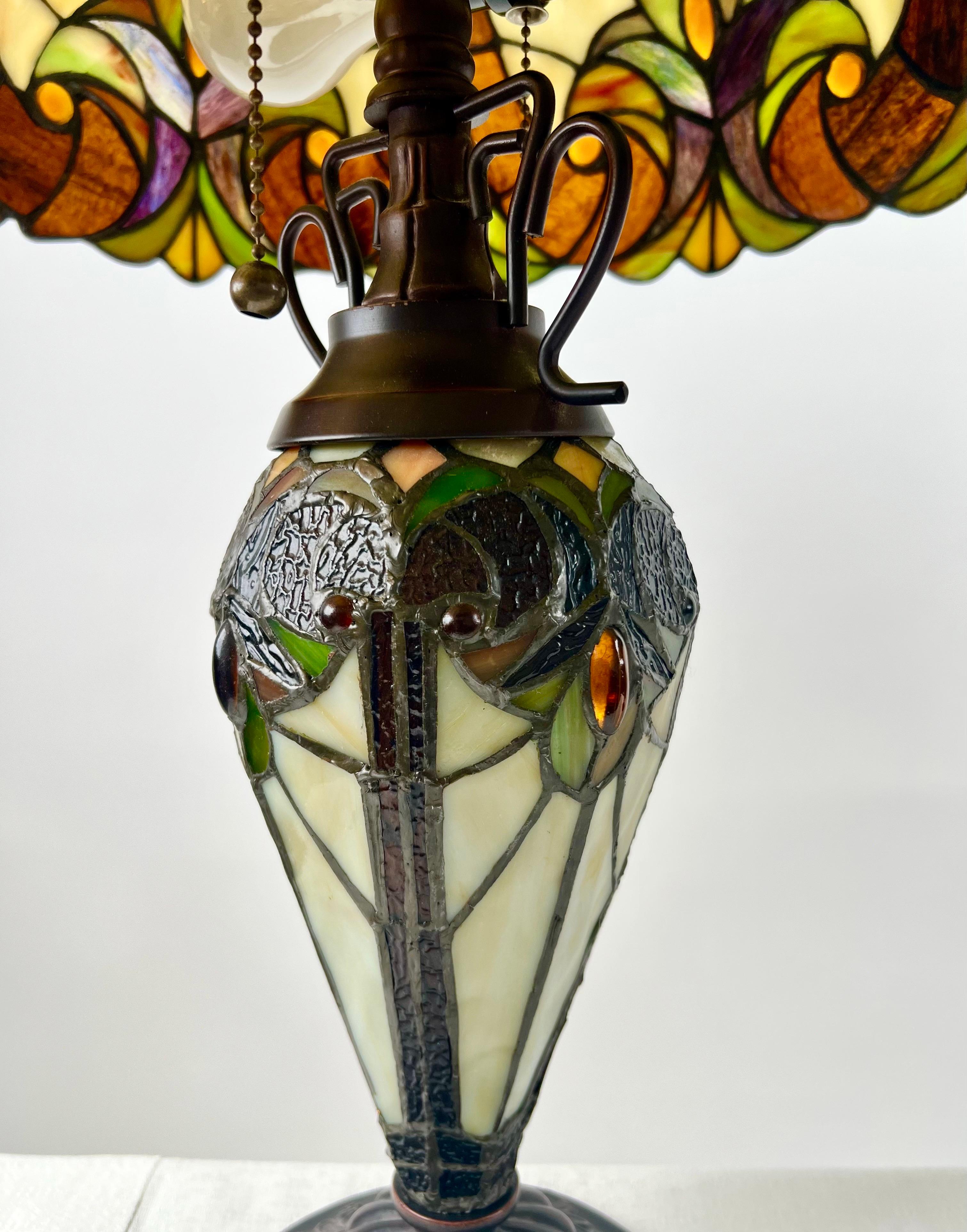 Art Nouveau Tiffany Style Brown & Green Stained Glass Tischlampe, ein Paar im Angebot 7