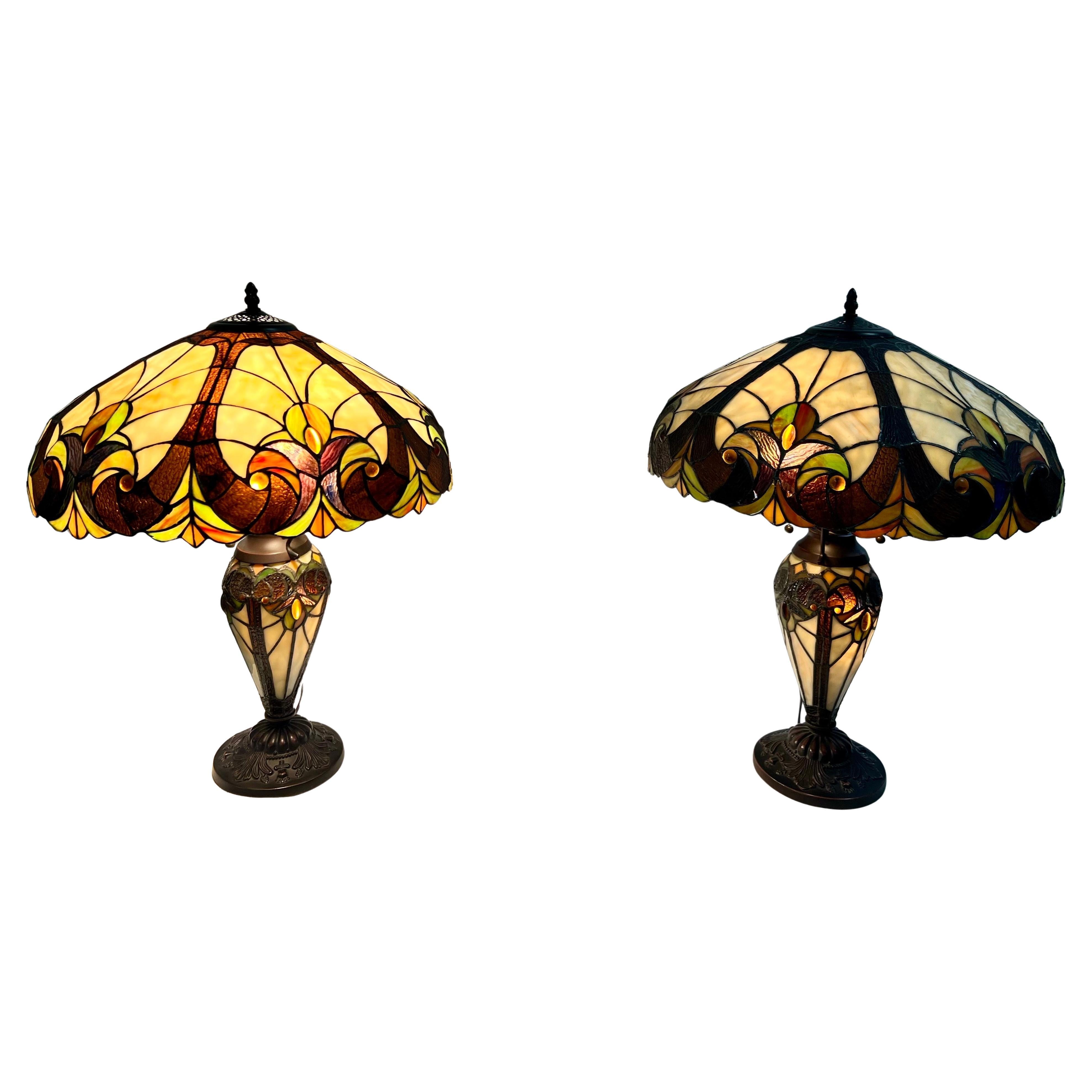 Art Nouveau Tiffany Style Brown & Green Stained Glass Tischlampe, ein Paar :

Dieses bezaubernde Paar Jugendstil-Tischlampen im Tiffany-Stil ist eine meisterhafte Hommage an die Eleganz und Handwerkskunst des frühen 20. Jahrhunderts. 
Die