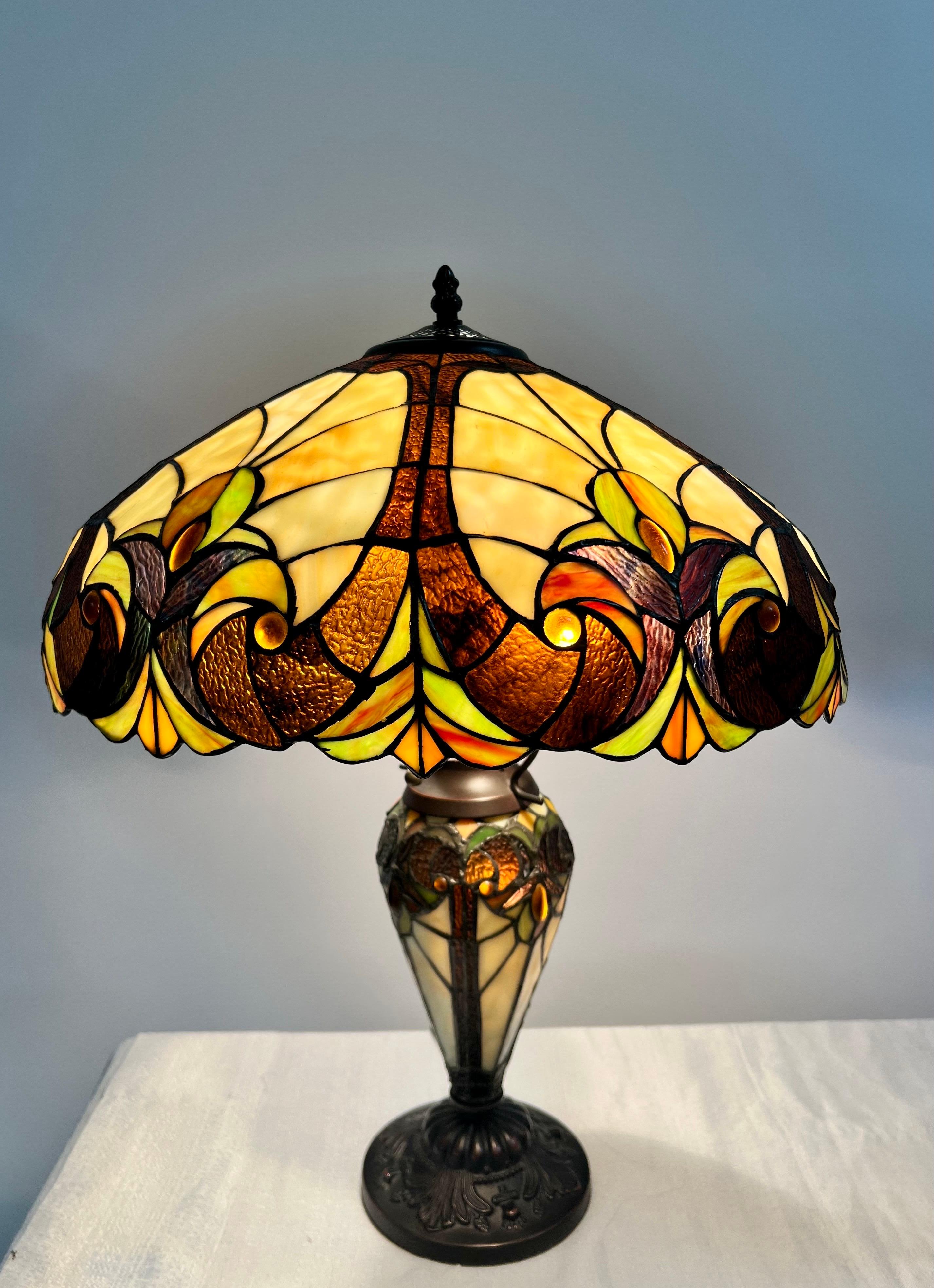 Art Nouveau Tiffany Style Brown & Green Stained Glass Tischlampe, ein Paar (Art nouveau) im Angebot