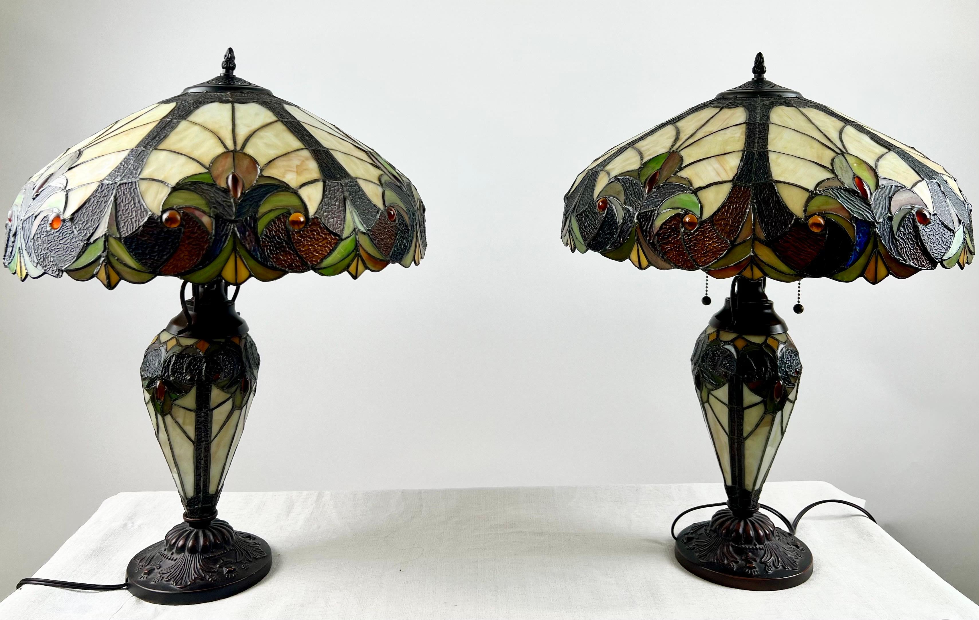 Art Nouveau Tiffany Style Brown & Green Stained Glass Tischlampe, ein Paar (Nordamerikanisch) im Angebot