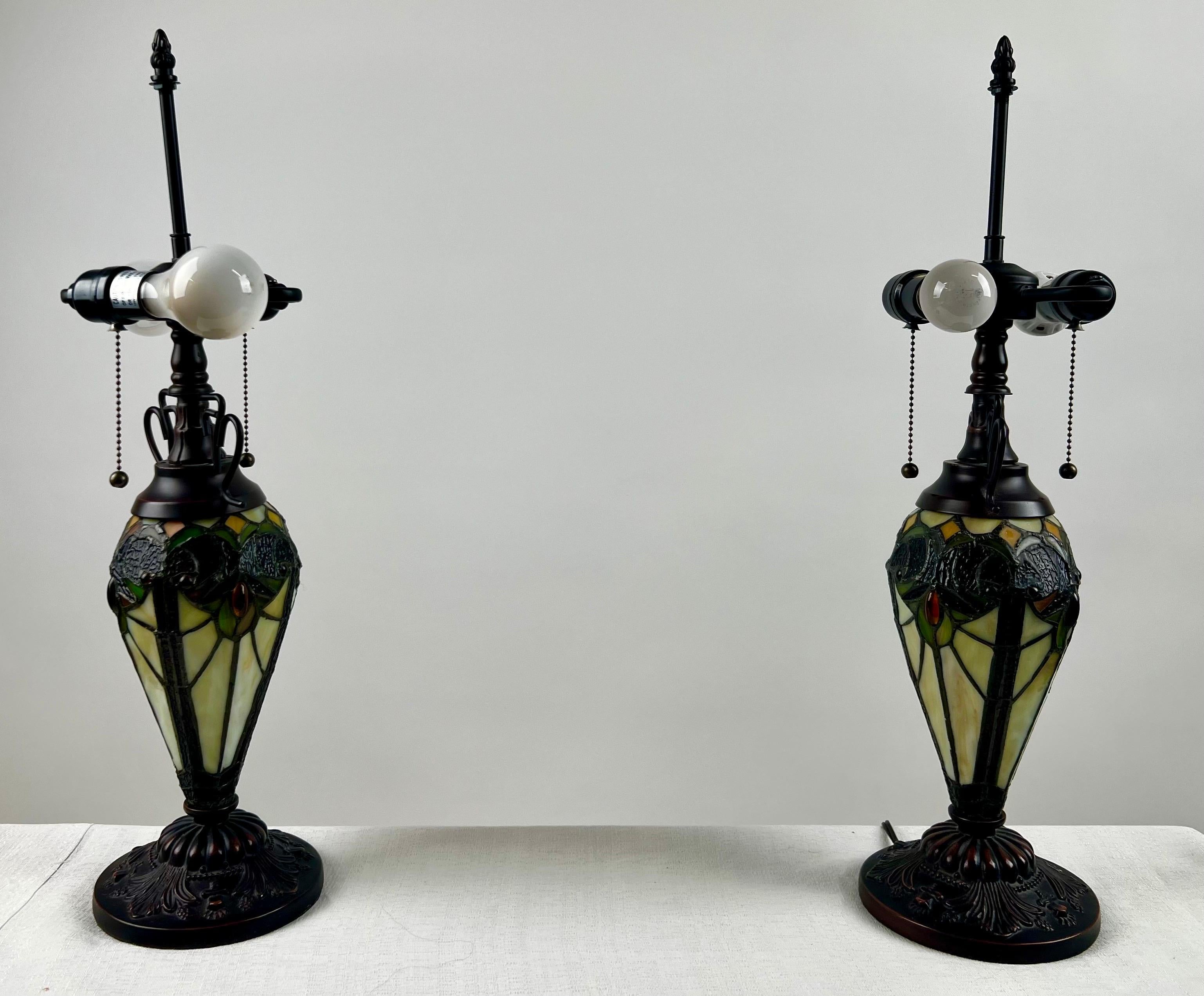 Art Nouveau Tiffany Style Brown & Green Stained Glass Tischlampe, ein Paar im Zustand „Gut“ im Angebot in Plainview, NY