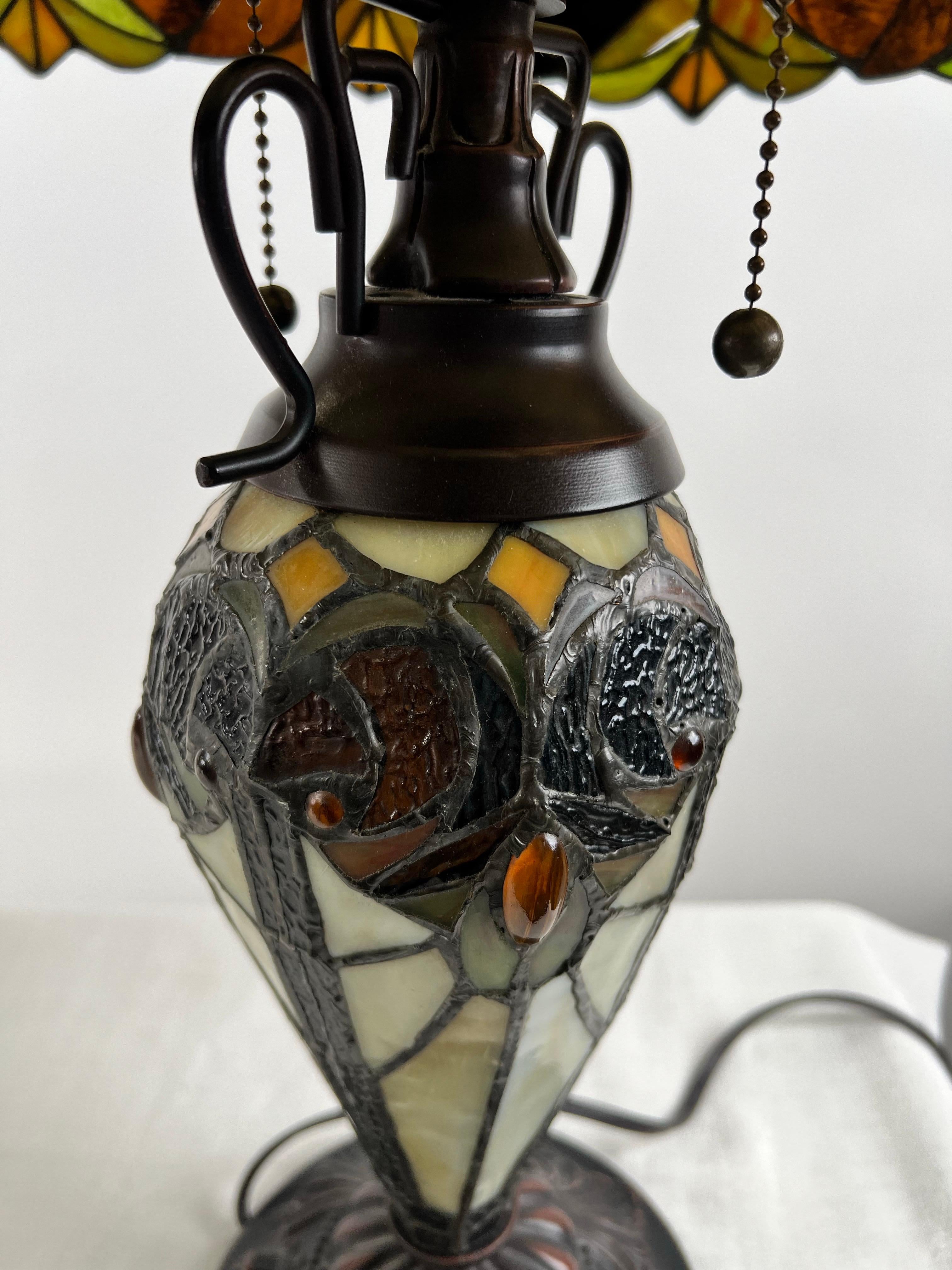 Art Nouveau Tiffany Style Brown & Green Stained Glass Tischlampe, ein Paar (Bronze) im Angebot