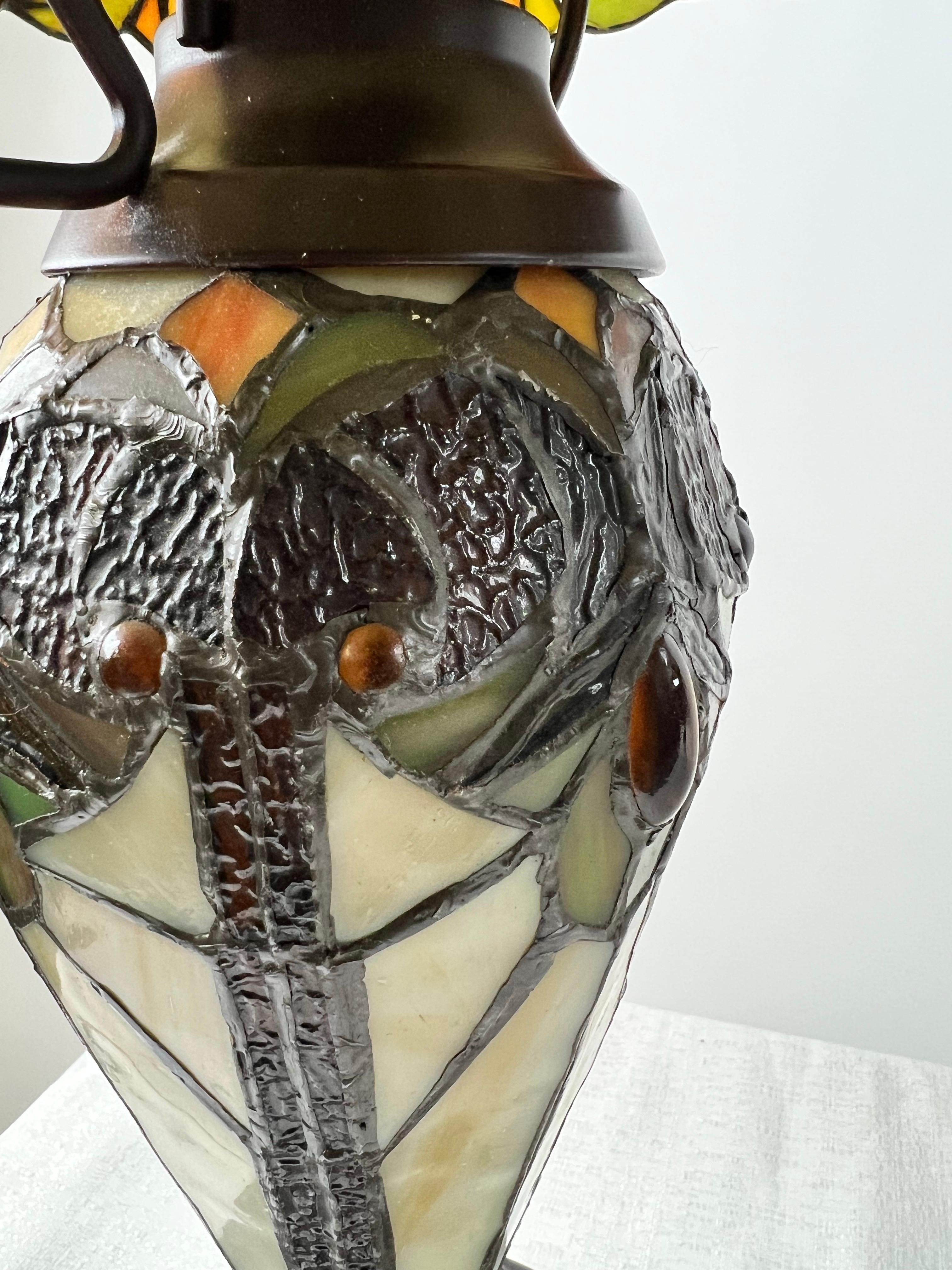 Art Nouveau Tiffany Style Brown & Green Stained Glass Tischlampe, ein Paar im Angebot 1