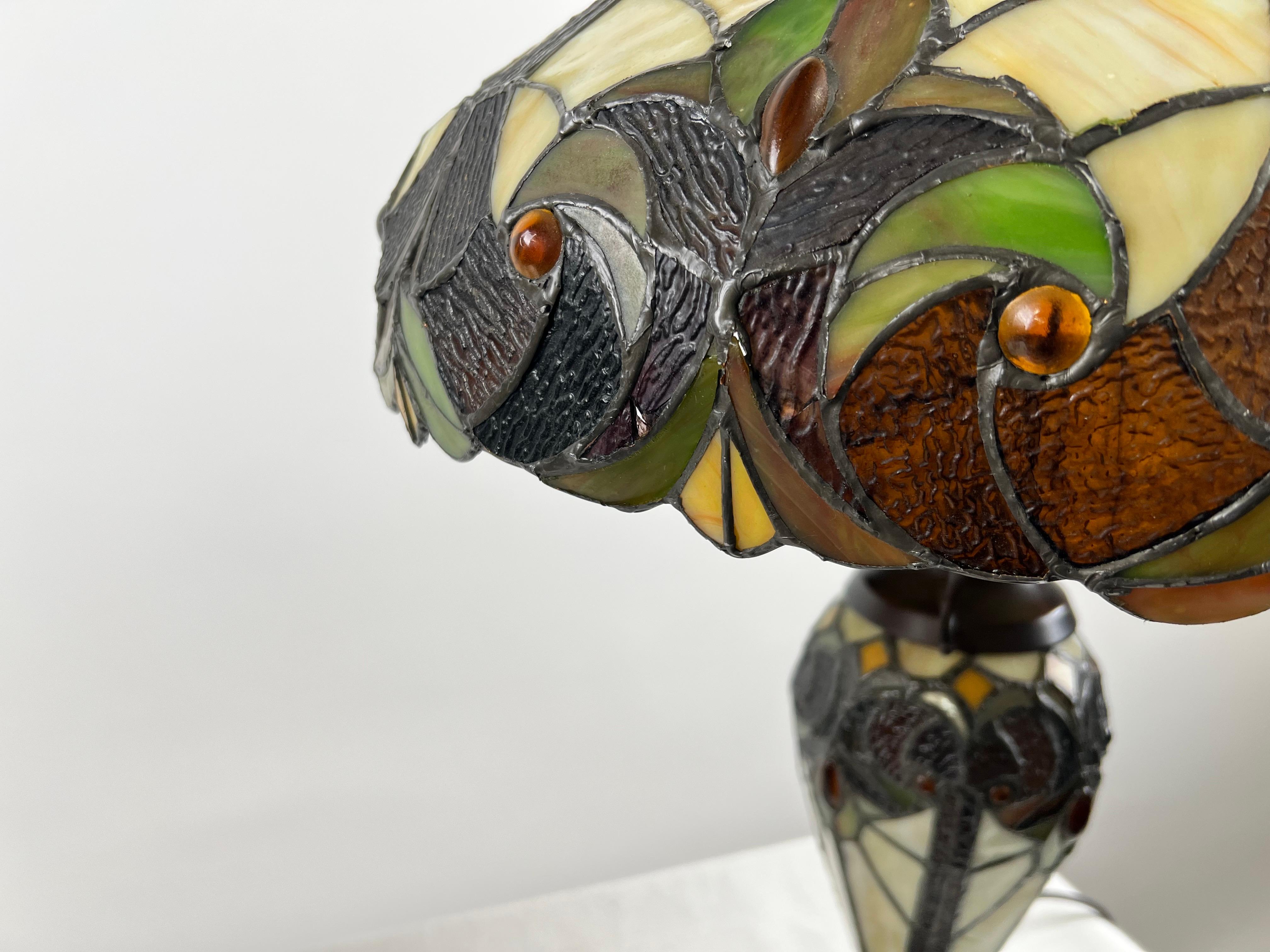 Art Nouveau Tiffany Style Brown & Green Stained Glass Tischlampe, ein Paar im Angebot 2