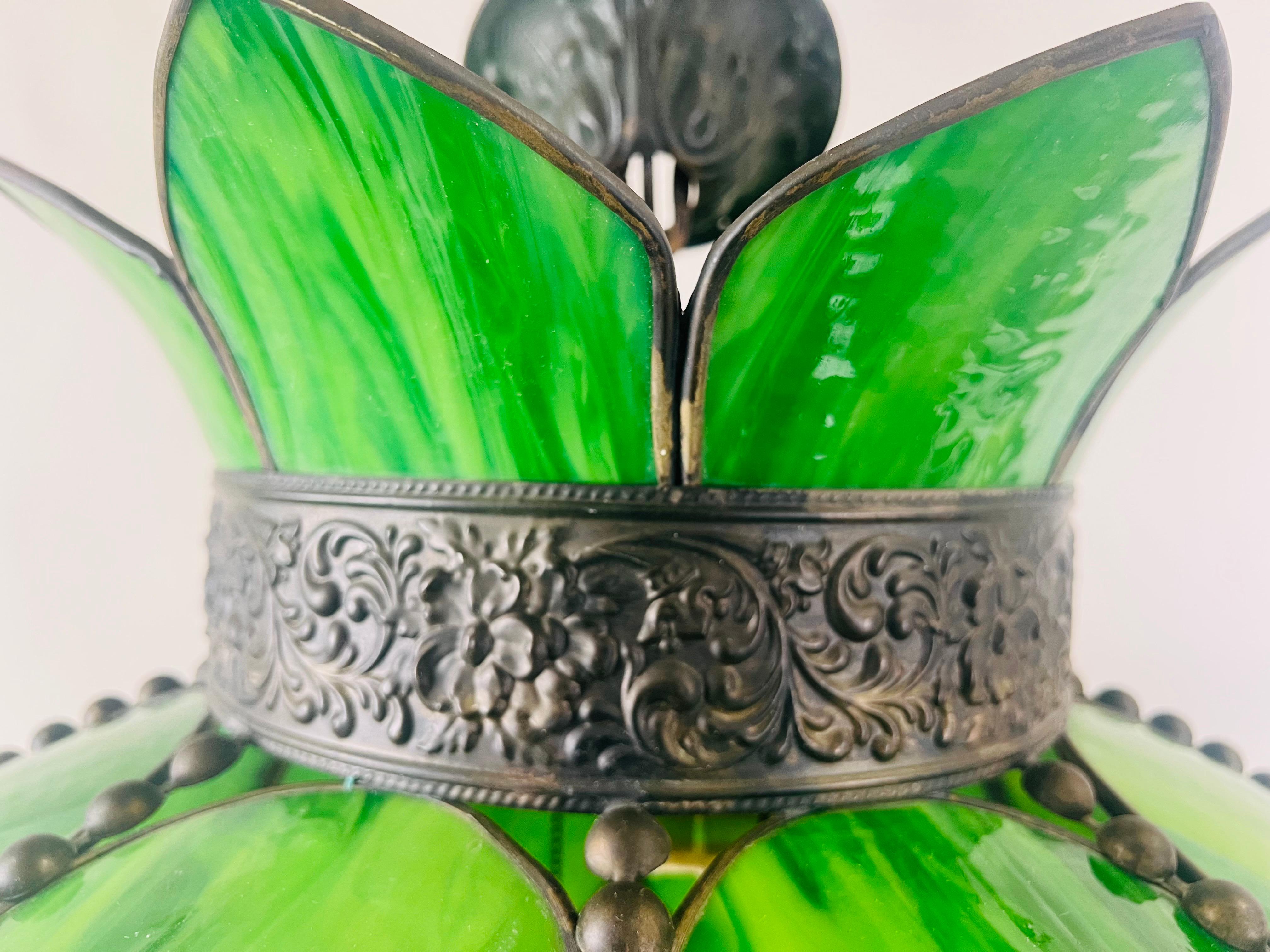 Lustre Art Nouveau de style Tiffany en verre teinté vert et cadre en bronze en vente 3