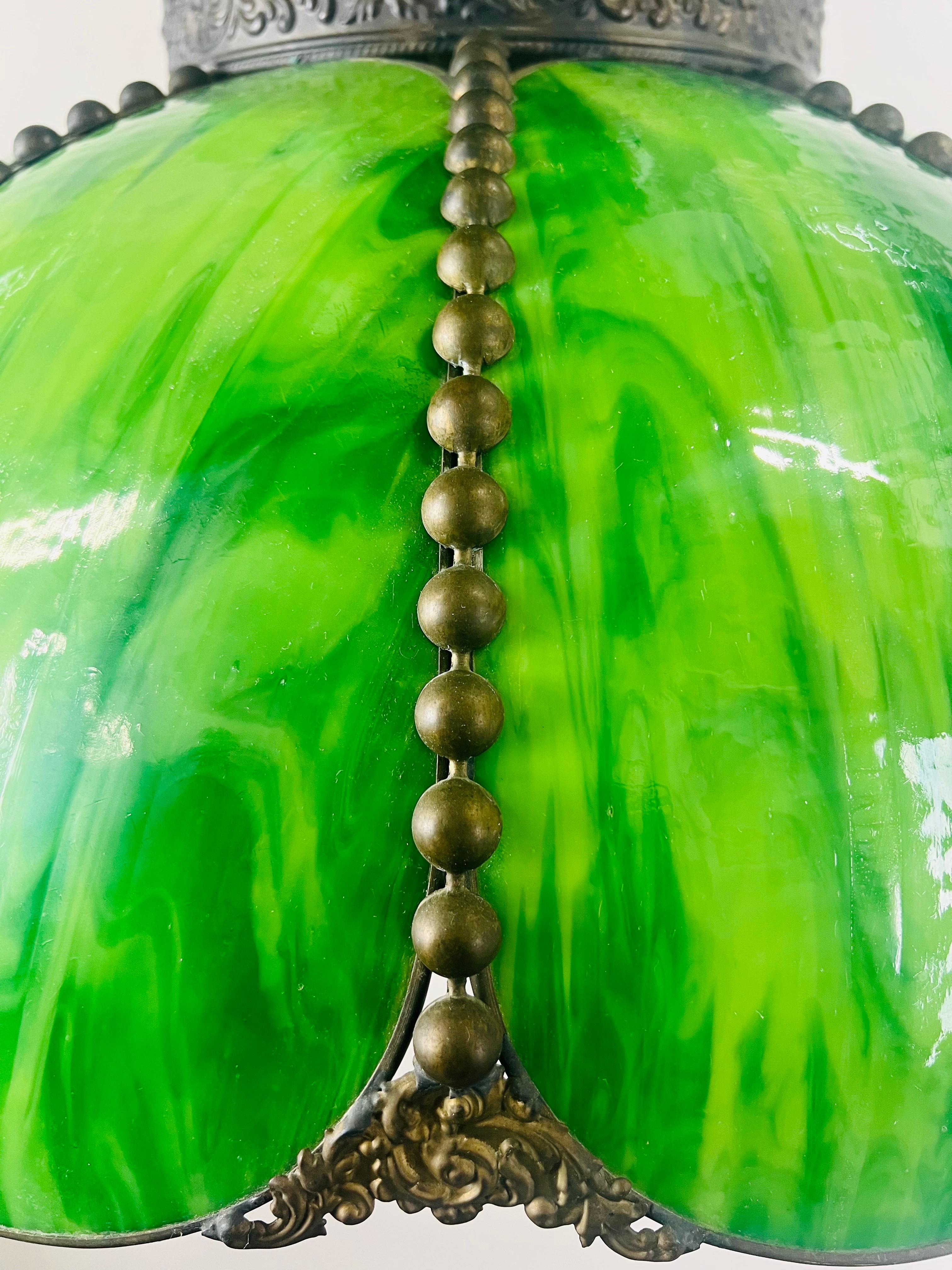 Lustre Art Nouveau de style Tiffany en verre teinté vert et cadre en bronze en vente 4