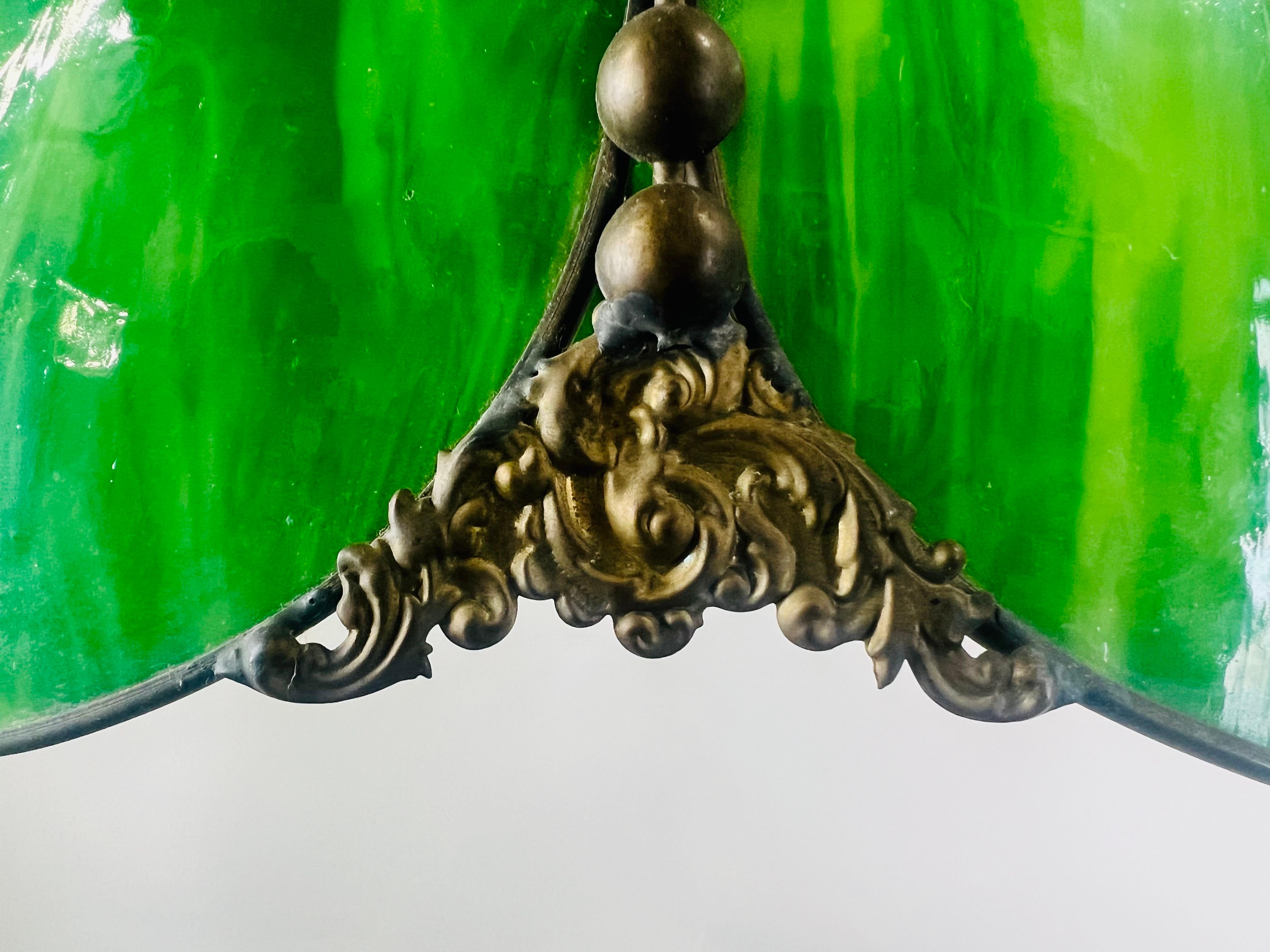 Lustre Art Nouveau de style Tiffany en verre teinté vert et cadre en bronze en vente 5
