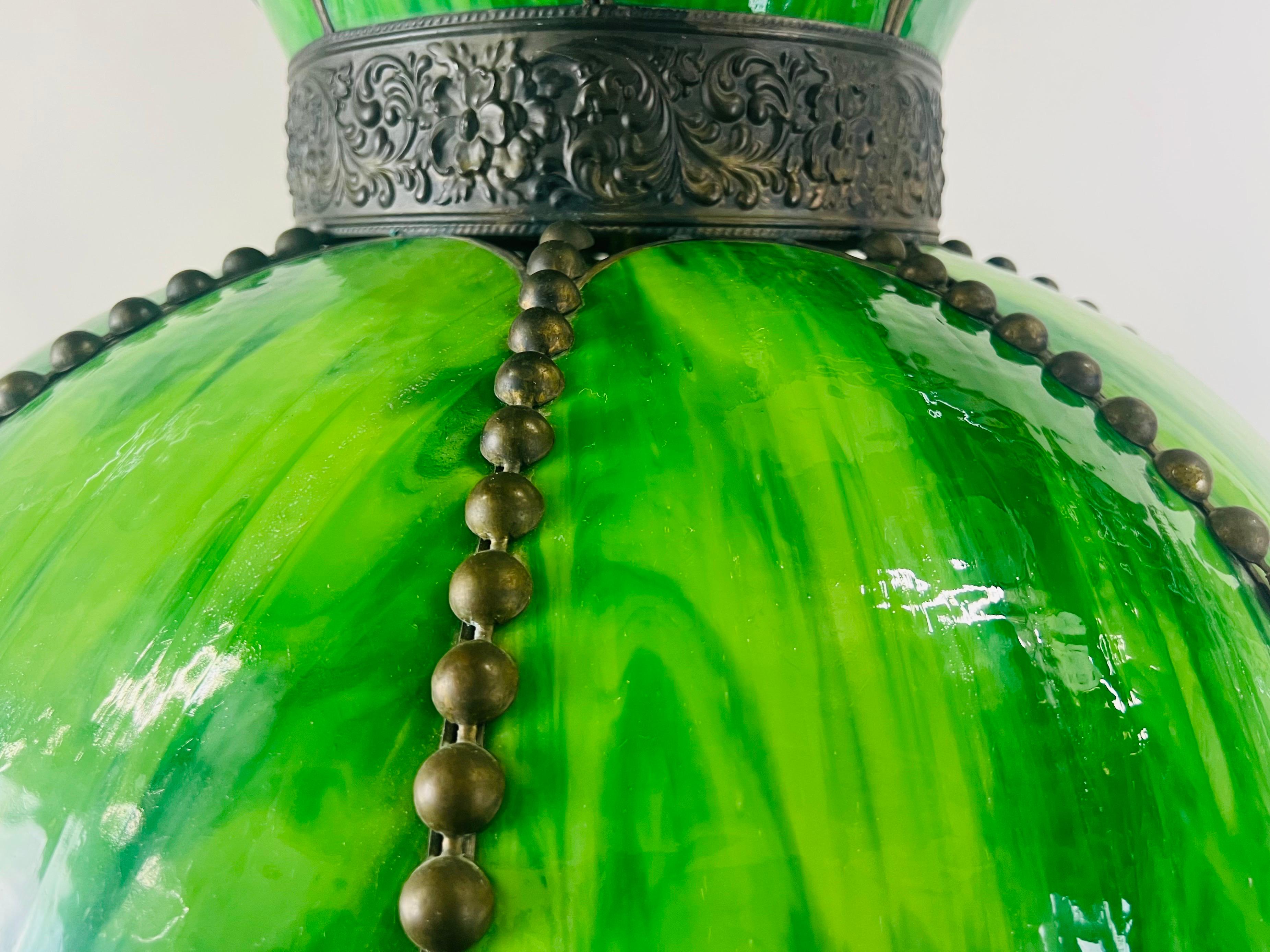 Lustre Art Nouveau de style Tiffany en verre teinté vert et cadre en bronze en vente 6