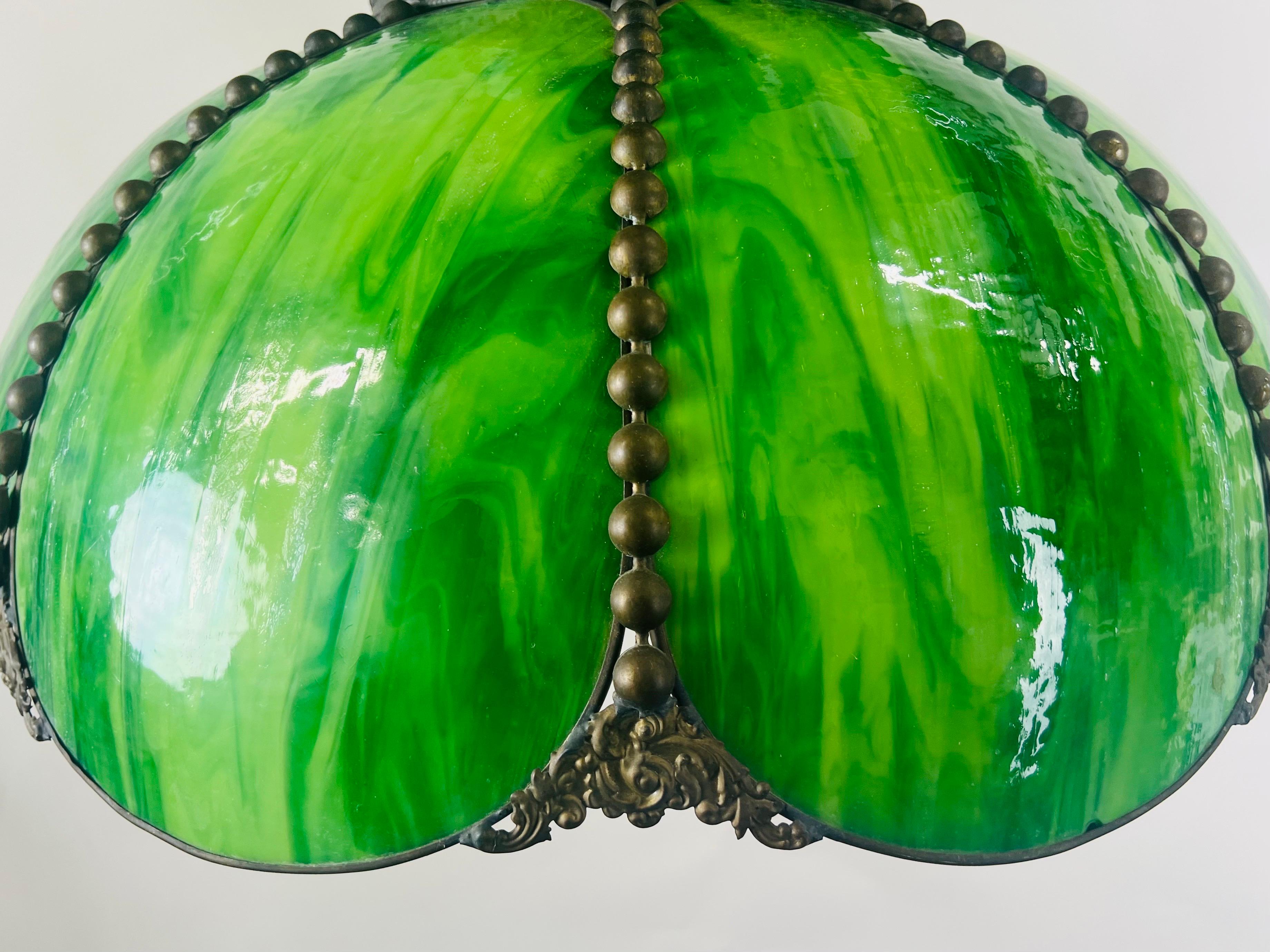 Lustre Art Nouveau de style Tiffany en verre teinté vert et cadre en bronze en vente 7